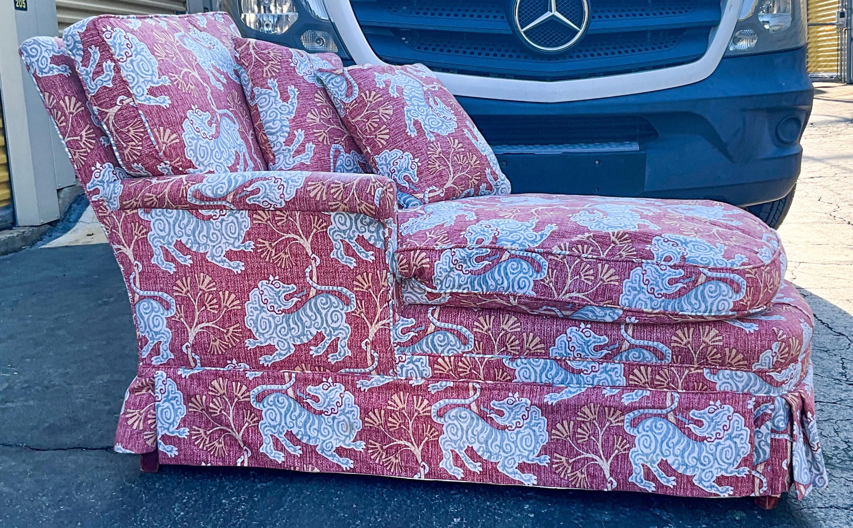 Dies ist eine neu gepolsterte Chaiselongue aus der Mitte des Jahrhunderts. Die Polsterung besteht aus bedruckter Baumwolle oder Baumwoll-Leinen-Gemisch. Seine Größe macht ihn zu einem dekorativen, vielseitigen Stück!