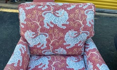 Chaise longue de style Régence du milieu du siècle, recouverte d'un tissu « chinoiserie » à motif de tigre