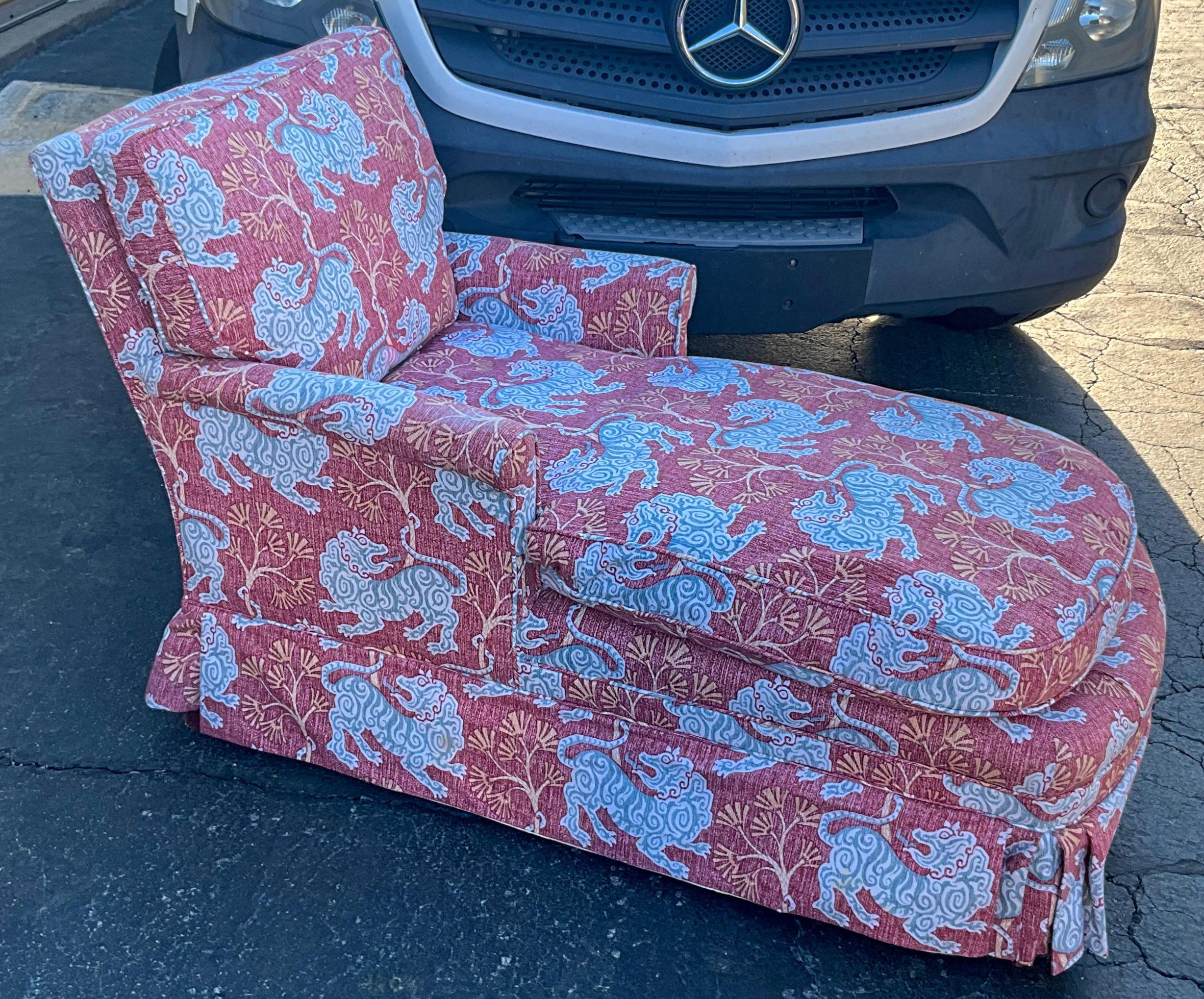 Mid-Century Chaise Lounge Newly Upholstered In Chinoiserie Tiger Printed Cotton  In Good Condition For Sale In Kennesaw, GA
