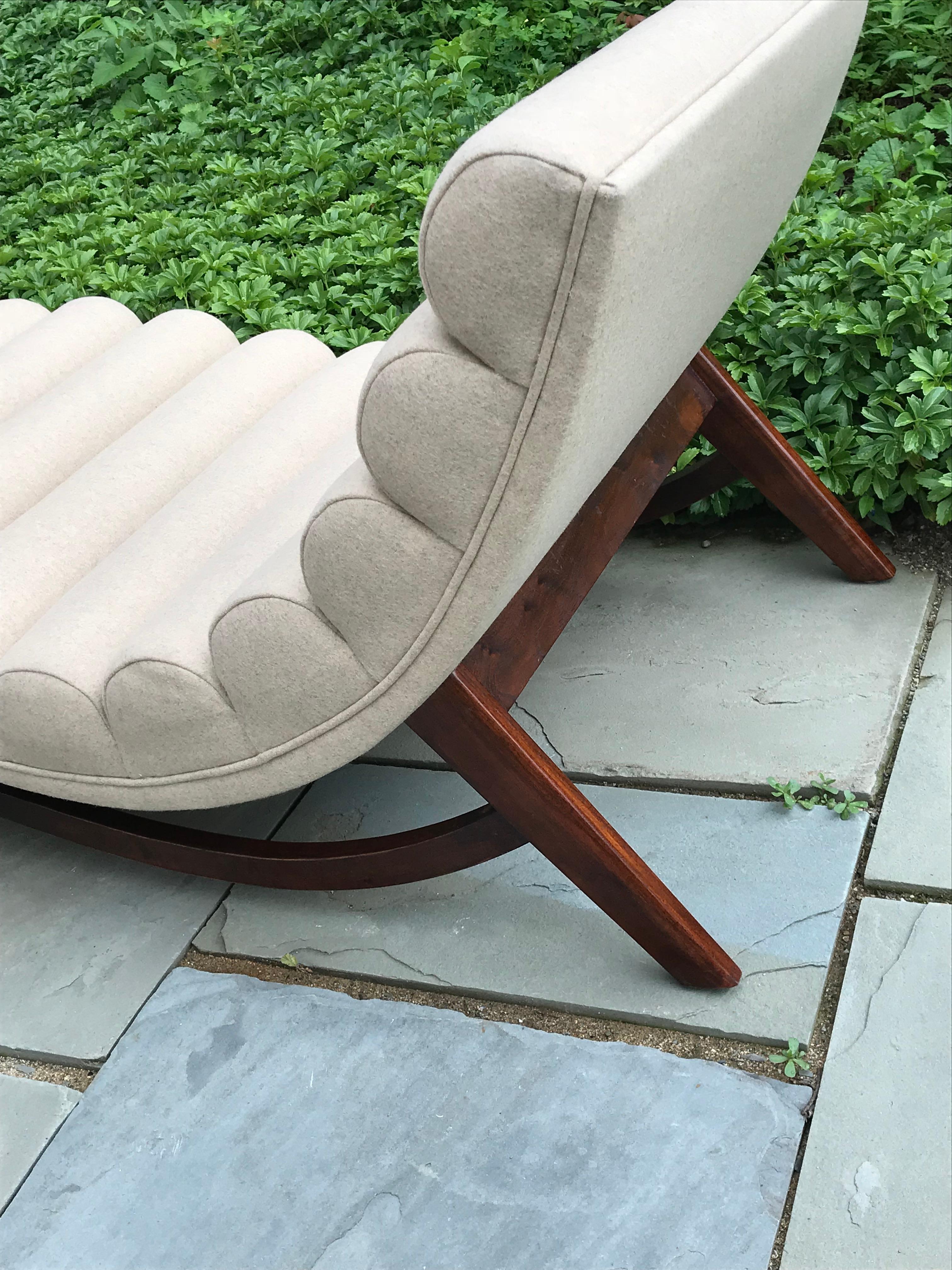 Mid Century Chaise Lounge Upholstered in Off-White Mararam Wool Fabric In Good Condition In Bedford Hills, NY