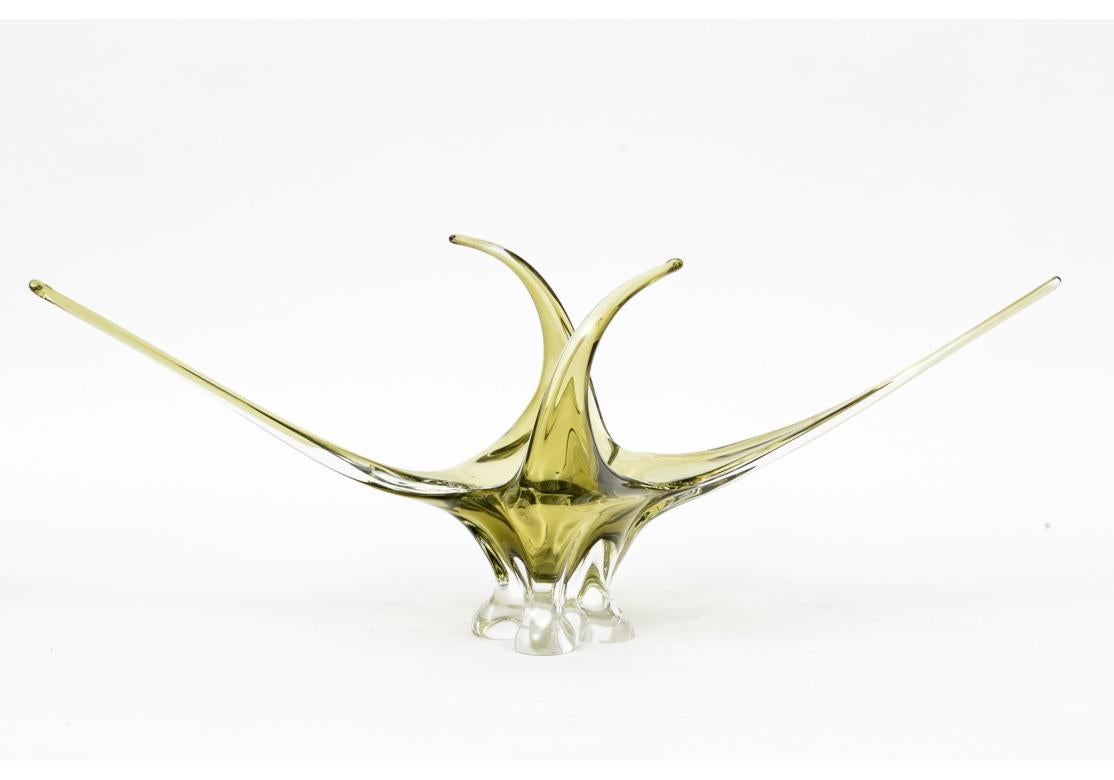 Grand bol central en verre soufflé à la main Chalet Art Glass avec une forme libre. Le bol est recouvert d'une enveloppe vert olive pâle et la base est en verre transparent. Signé au verso, 