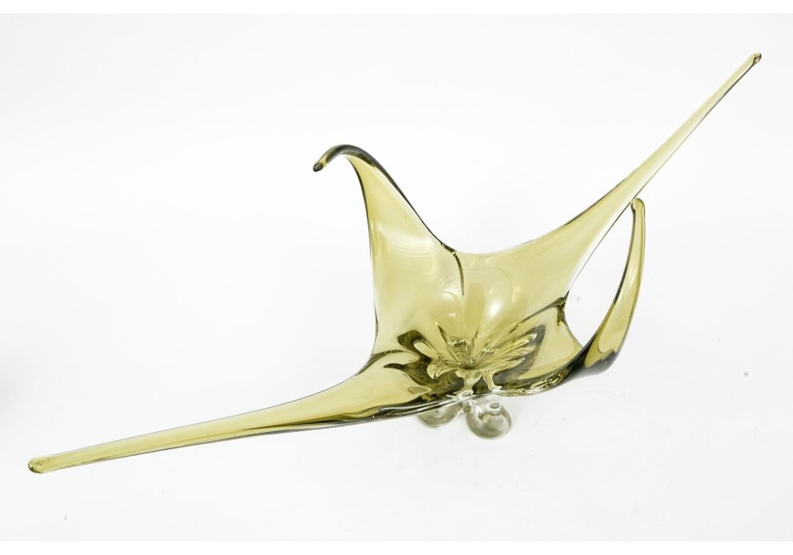 Mid-Century Modern Bol central en verre d'art du milieu du siècle soufflé à la main de forme libre en vente