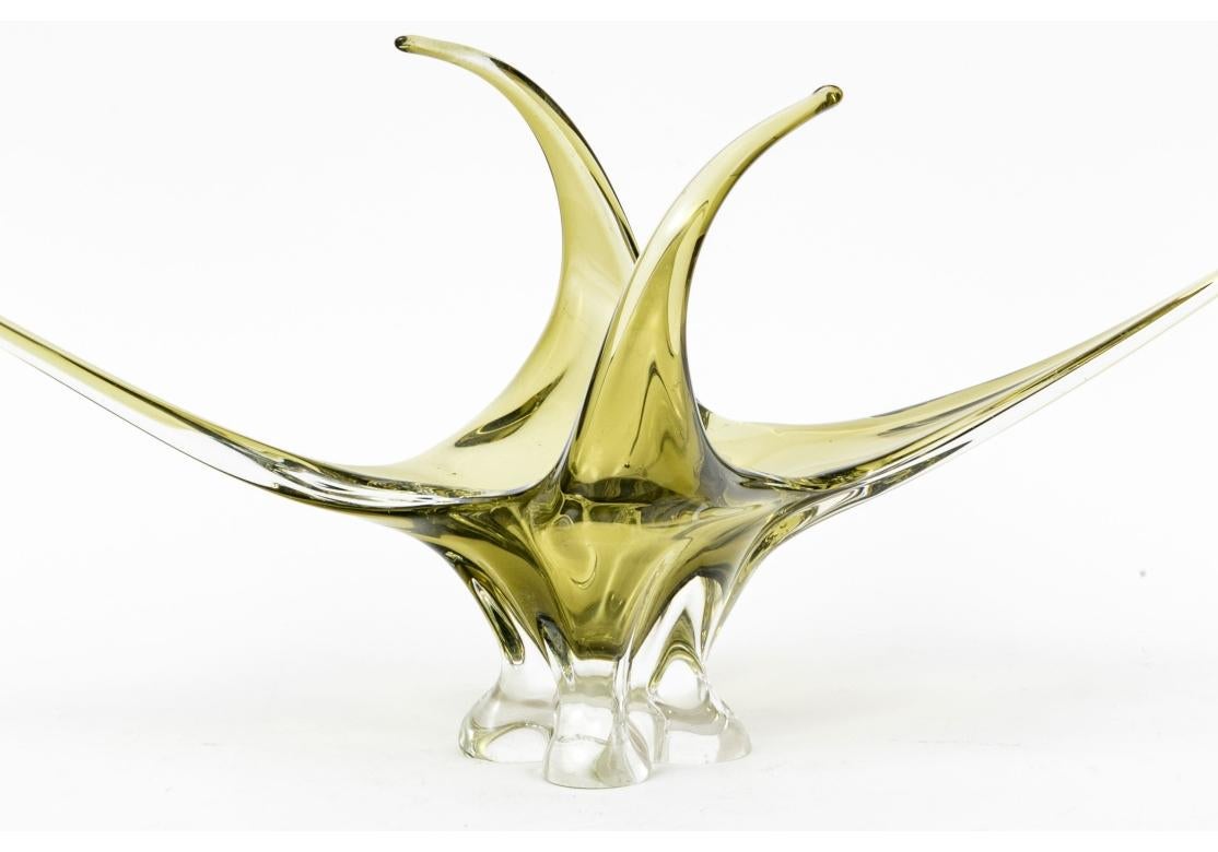 Verre d'art Bol central en verre d'art du milieu du siècle soufflé à la main de forme libre en vente