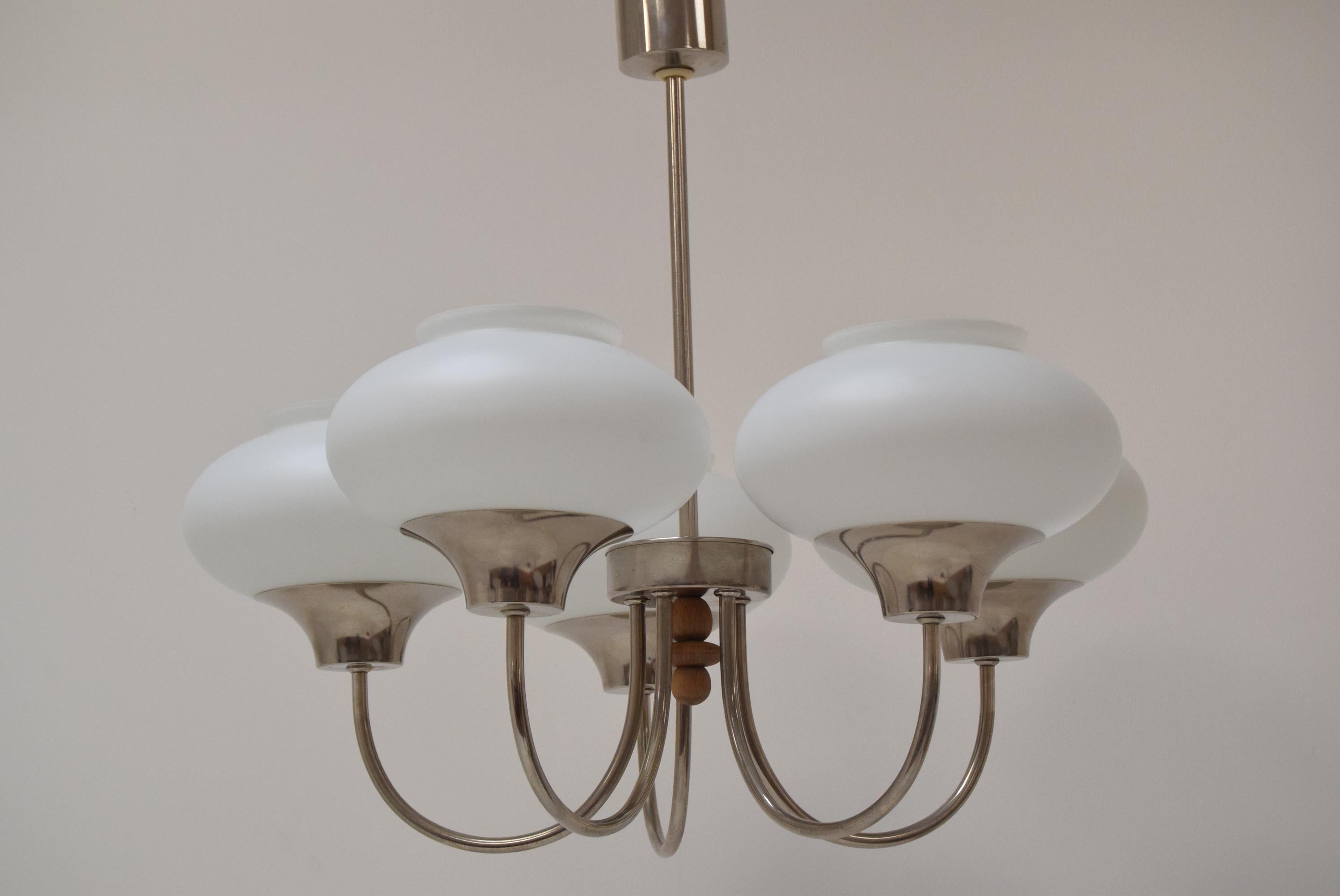 Made in Czechoslovakia
Made of Chrome, Glass and Wood
Good original Condition
Re-polished
Has aged Patina
US wiring compatible
5x40w, e27 or e26 Bulb.