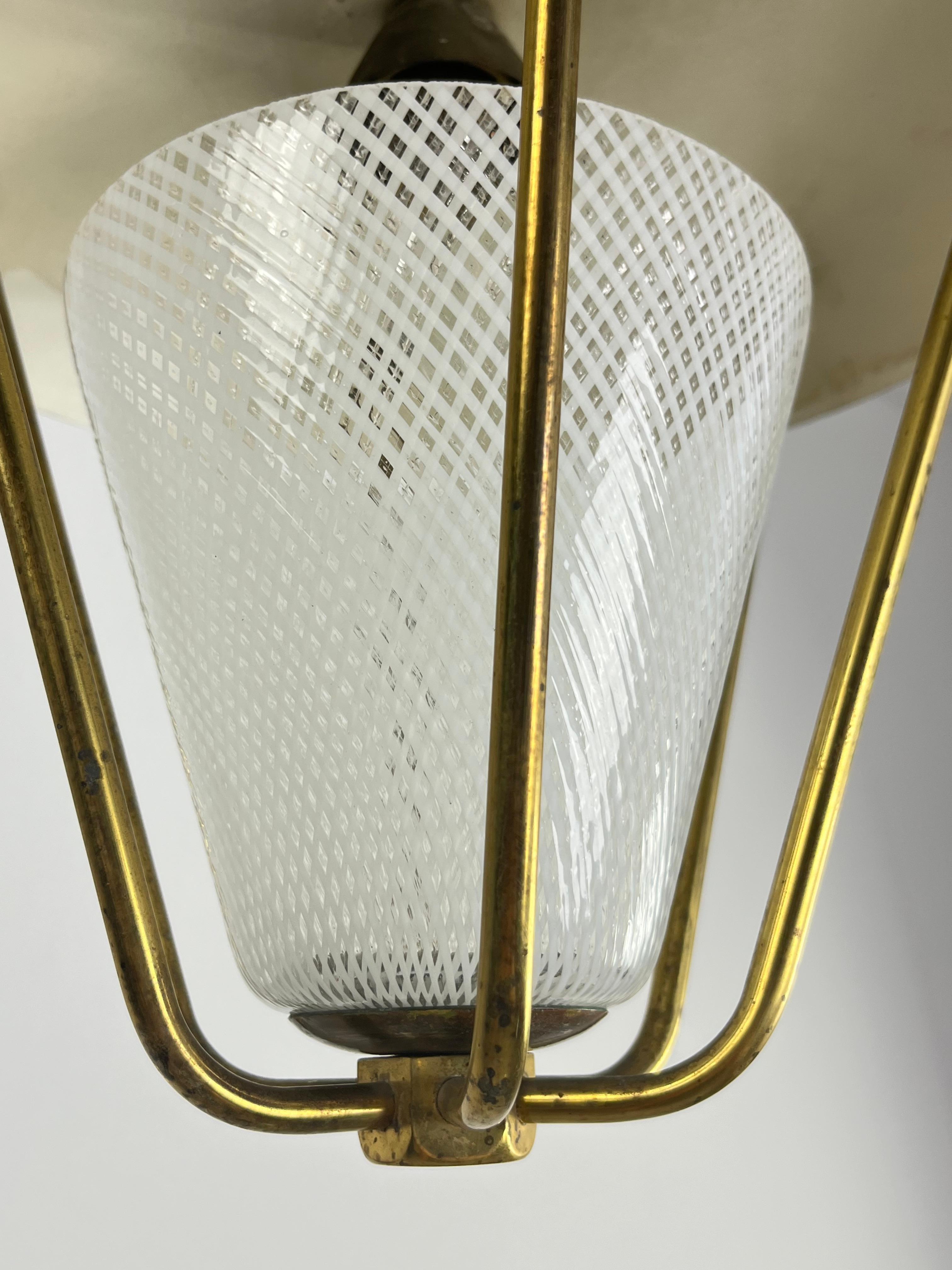 Lampadario di metà secolo attribuito a Venini in vetro di Murano a reticolo e ottone, anni '50
Trovato in un appartamento signorile della mia città, Palermo. Condit e in buone condizioni. Piccoli segni di invecchiamento. Lampada E27.