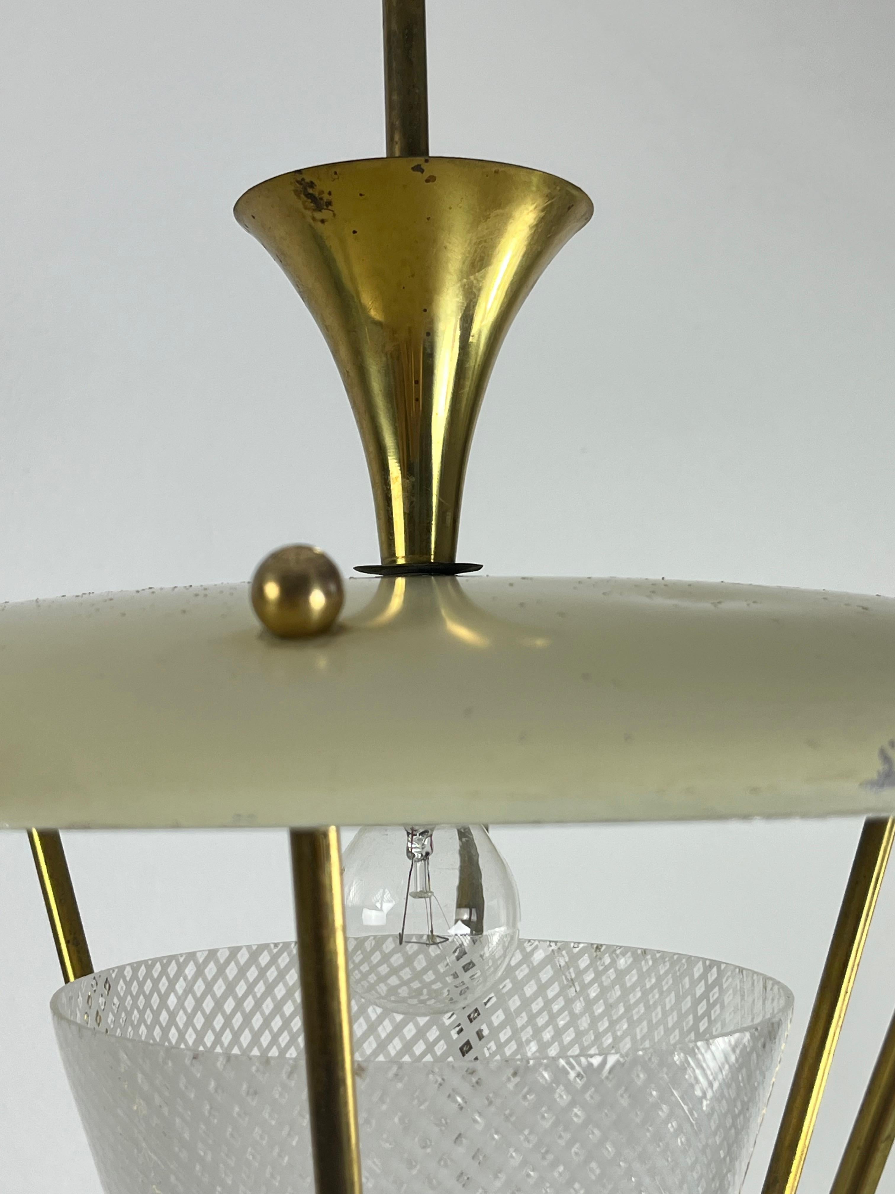Italiano Lampadario di metà secolo attribuito a Venini in Reticello  Vetro e ottone, anni '50 in vendita
