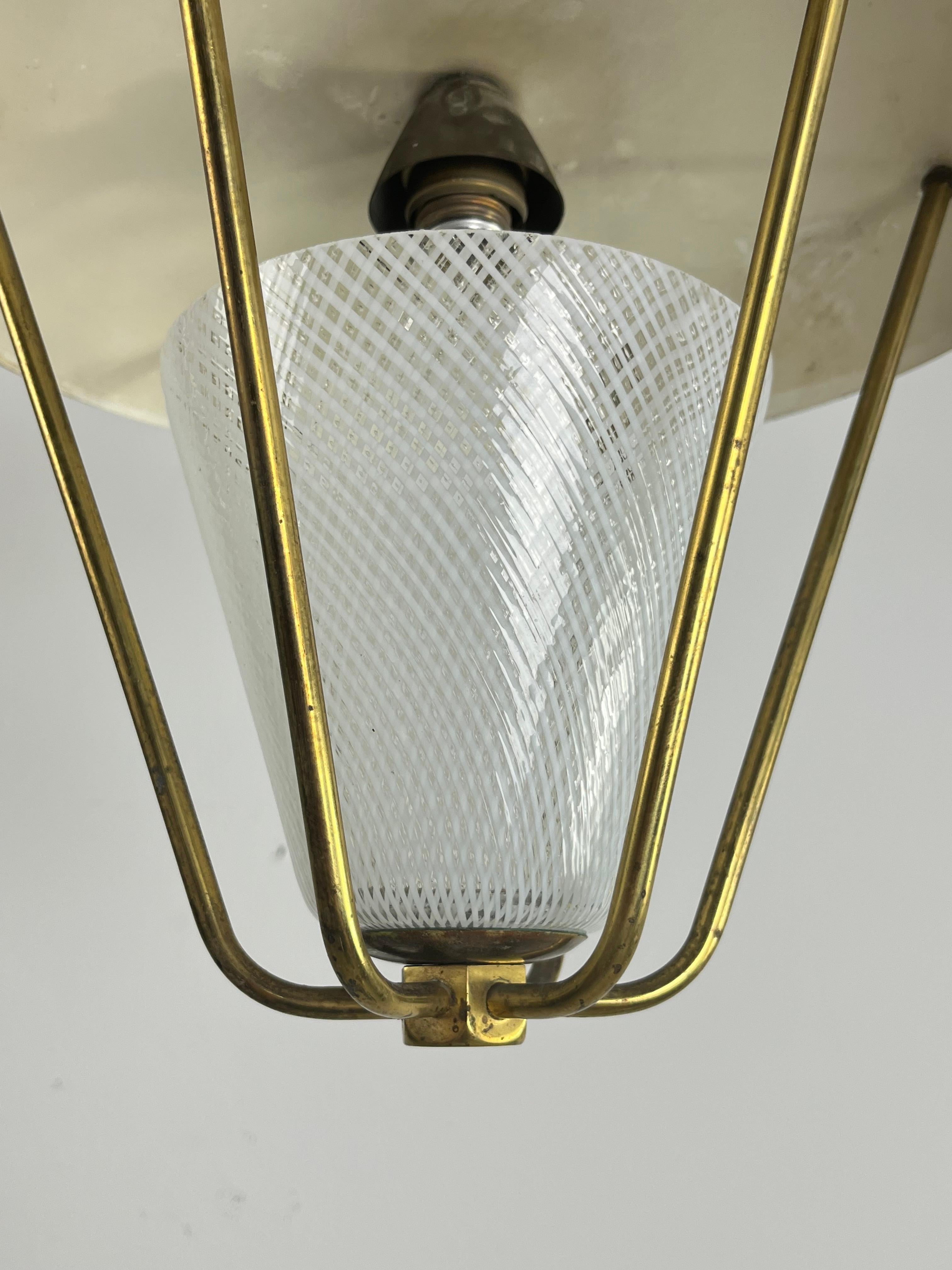 Metà XX secolo Lampadario di metà secolo attribuito a Venini in Reticello  Vetro e ottone, anni '50 in vendita