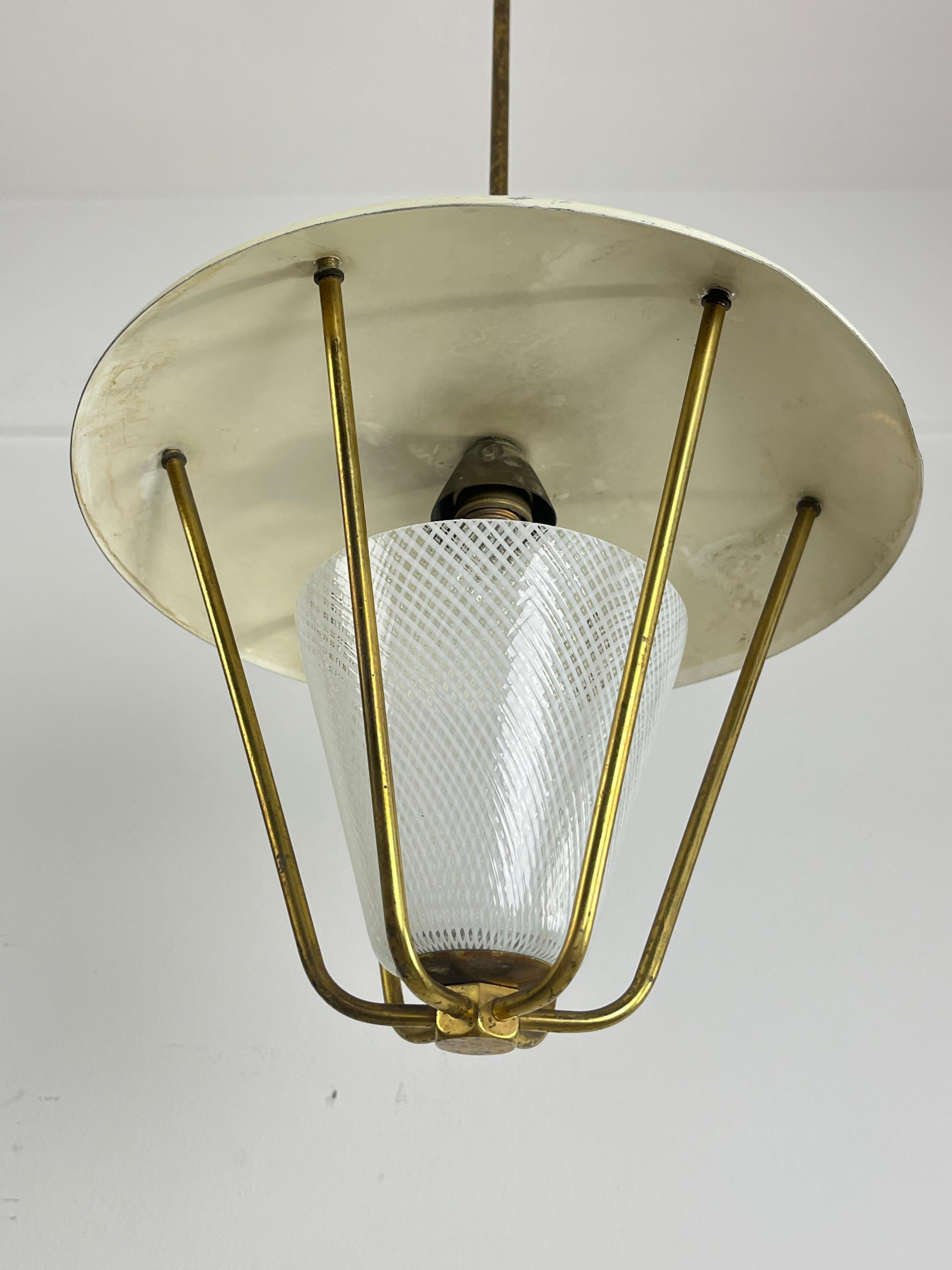Ottone Lampadario di metà secolo attribuito a Venini in Reticello  Vetro e ottone, anni '50 in vendita