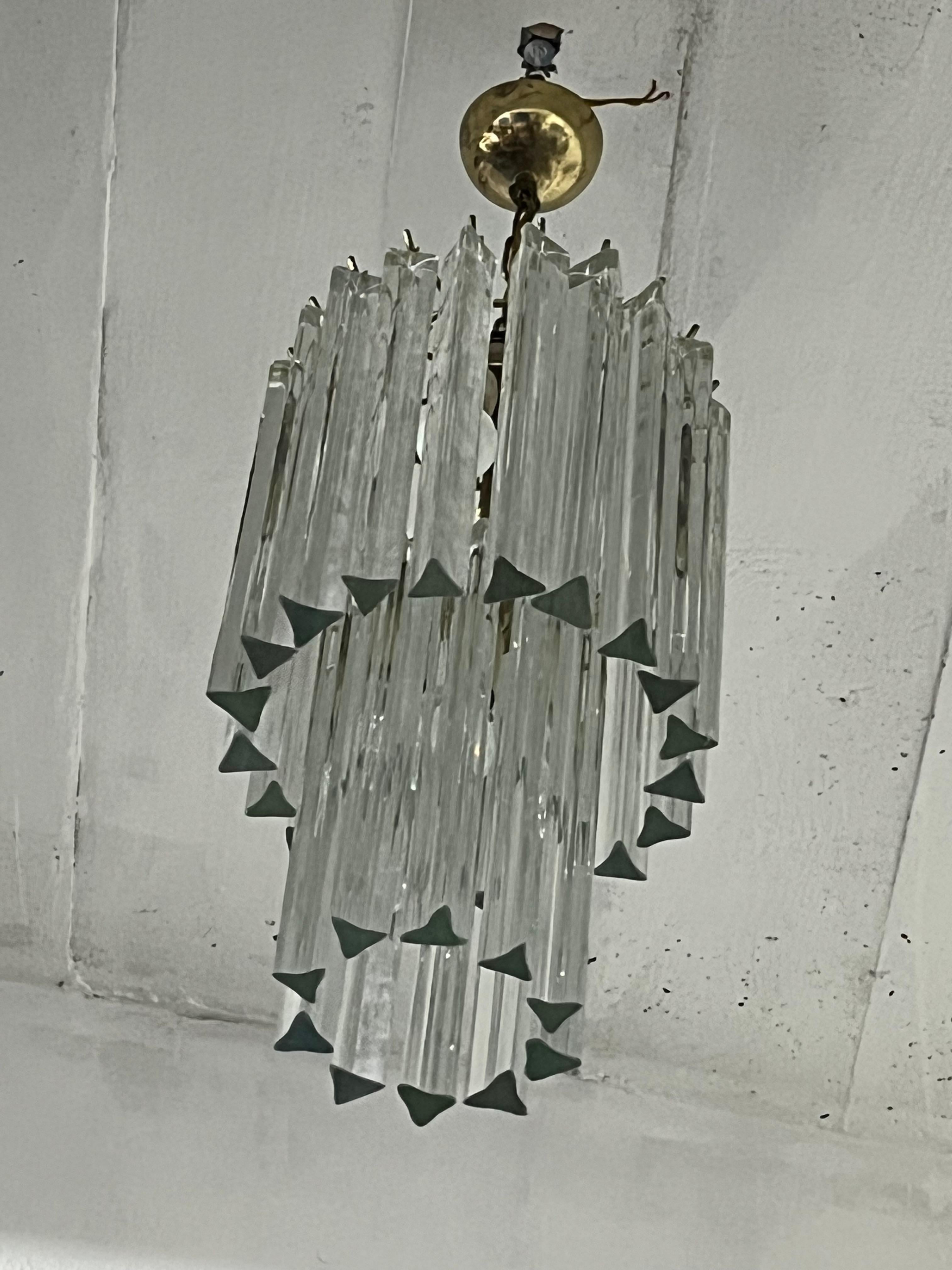 Lampadario della metà del secolo scorso attribuito a Venini con struttura trilobata  Vetro di Murano, anni '60
4 luci, lampade e14 e E 27, struttura in metallo.
Occhiali intatti.
Buone condizioni.
Garantiamo una spedizione immediata con un