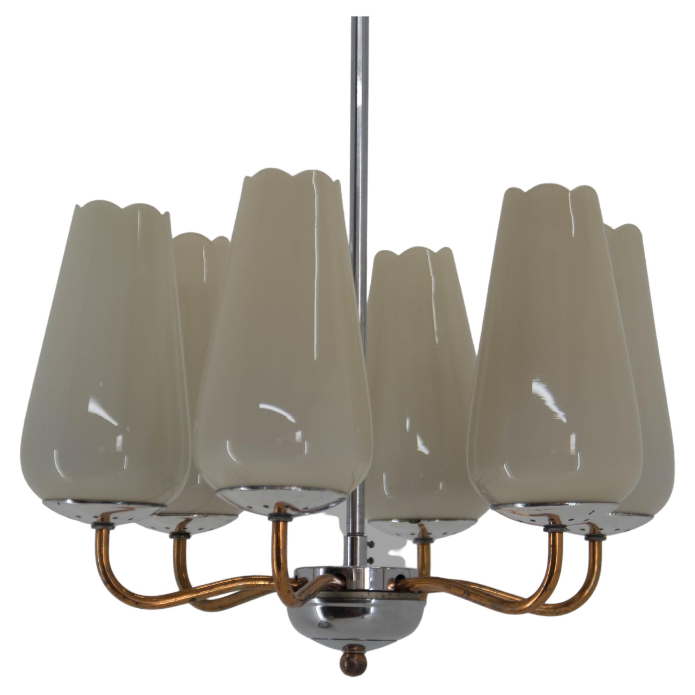 6-flamming chandelier made of copper and chrome plated metal and glass shades.
Glass shades in perfect condition.
Glass ceiling canopy with one small chip.
Copper plating with age patina.
Rewired: 6x40W, E25-E27 bulbs
US wiring compatible.