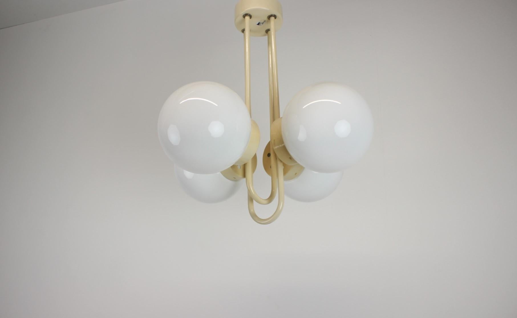 Lustre conçu par Instala Decin dans les années 1970.
Fabriqué en métal et en verre.
Repolies, entièrement fonctionnelles, en état d'origine, avec des signes d'usure.
Prêt à l'emploi.
 