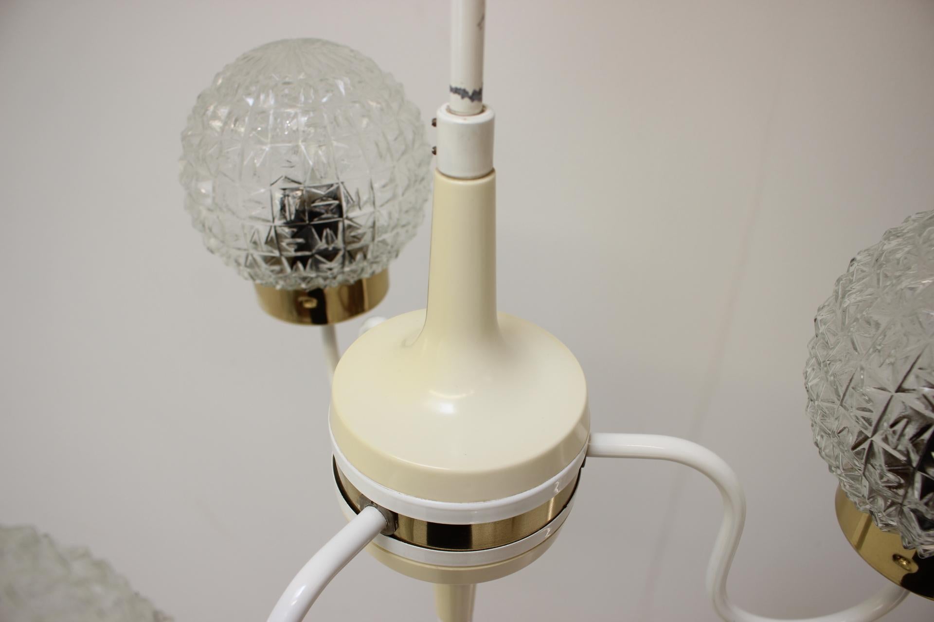 Chandelier by Instala Decin, made in Czecoslovakia, in the 1960's.
Made of metal, plastic and glass.
Repolished, cleaned, shows a few minor signs of use.
Fully functional.