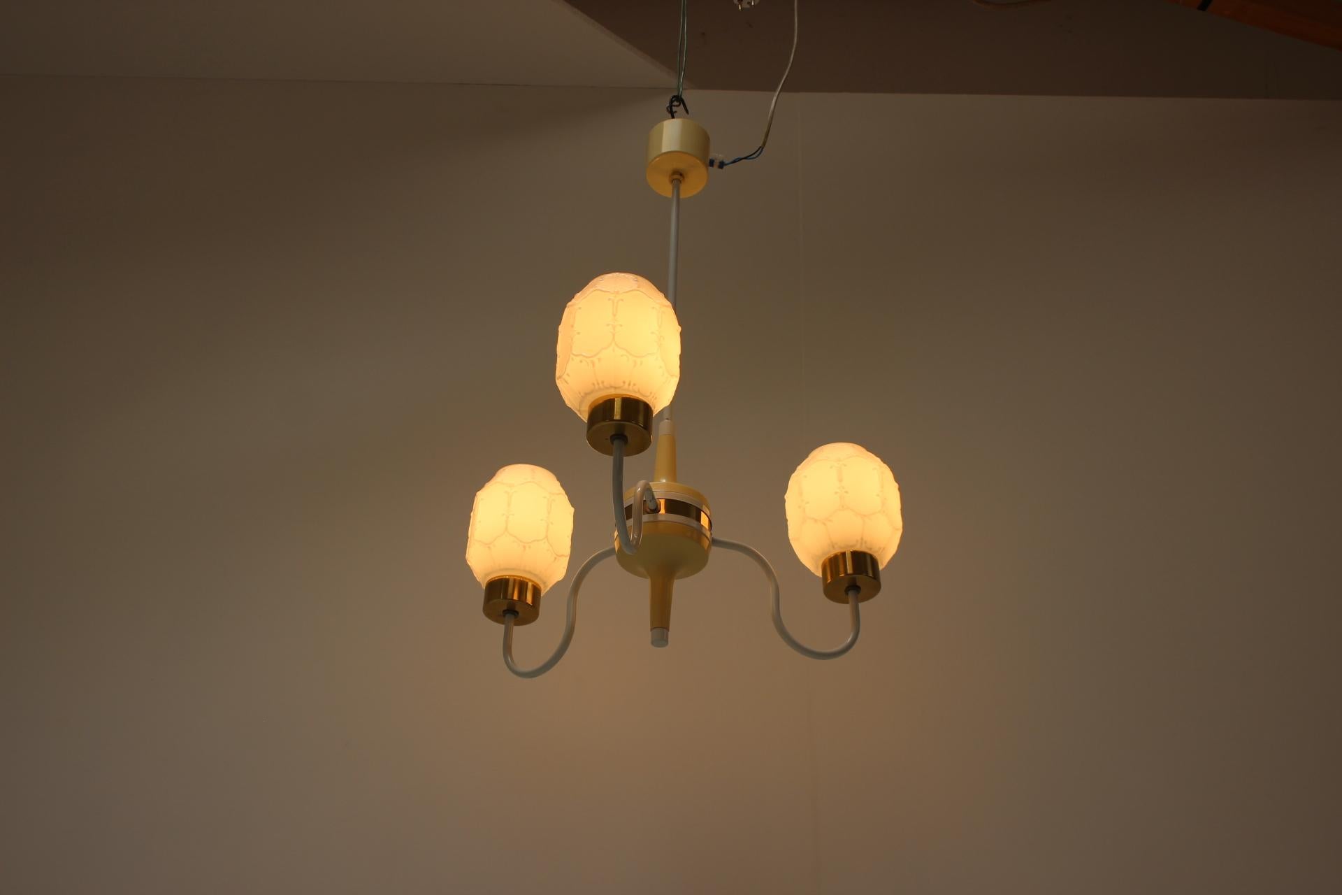 Lampadario di Instala Decin, prodotto in Cecoslovacchia, negli anni '60.
Realizzato in metallo, plastica e vetro.
Lucidato, pulito, presenta alcuni piccoli segni d'uso.
Completamente funzionante.
