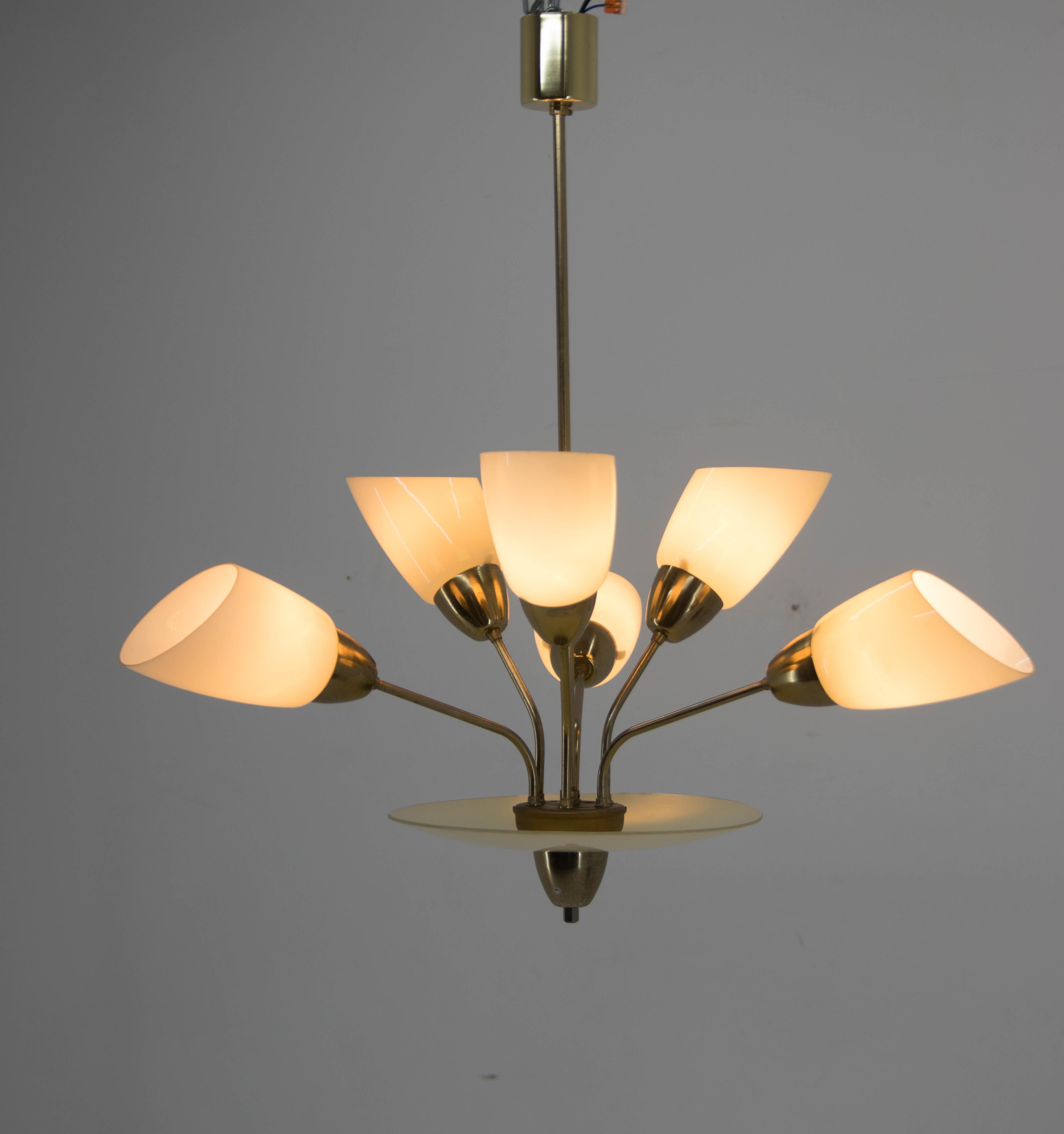 Design Mid-century 6-flamming chandelier chandelier.
Made of brass and glass.
Brass with some age patina, glass in perfect condition.
Cleaned, rewired: 3+3x40W, E25-E27 bulbs
US wiring compatible