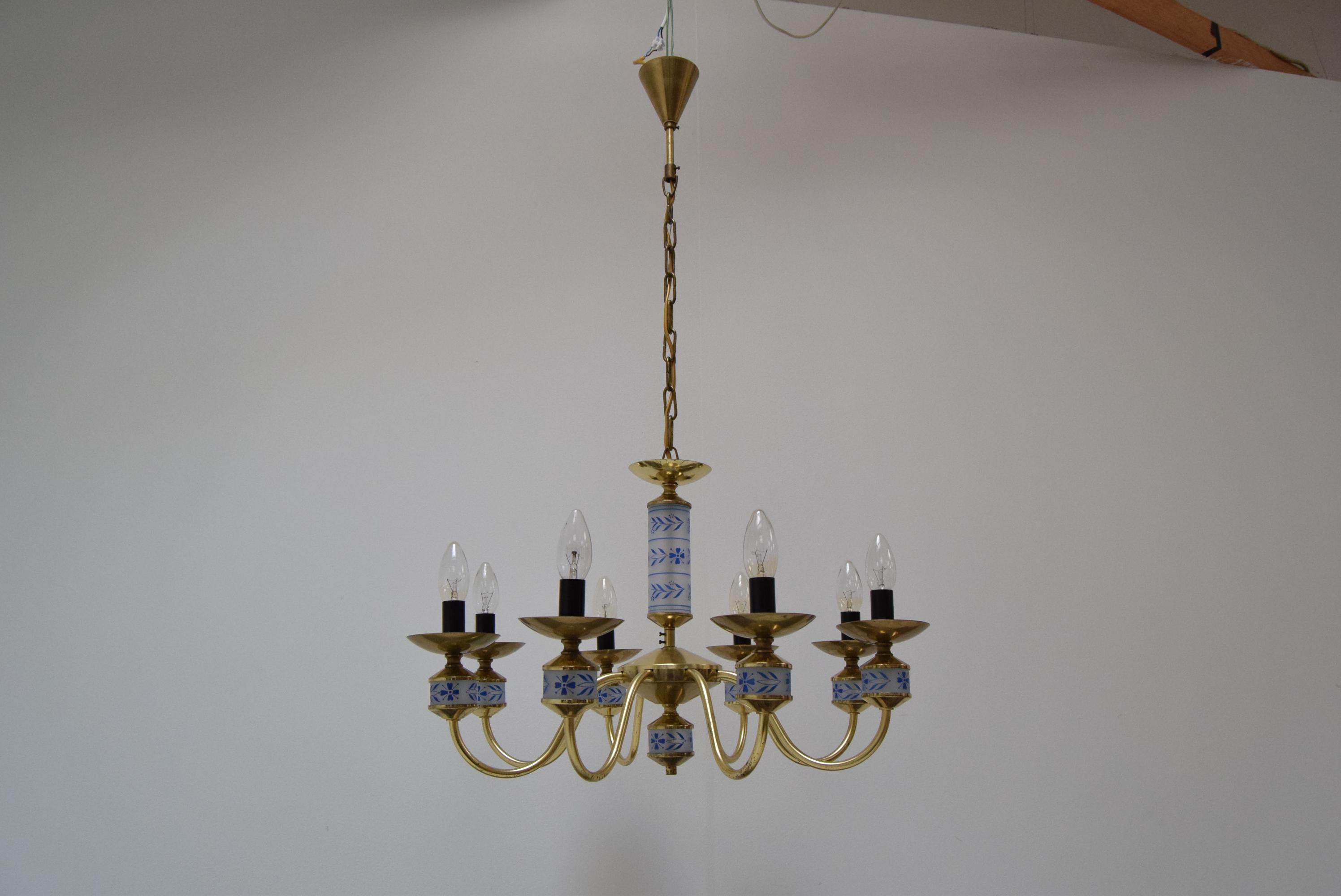 Beautiful elegant chandelier of classic design with brass arms and glass accents.
Lamps in the shape of candles
8xE14 or E15 bulbs
US wiring compatible
With Aged Patina
Original condition