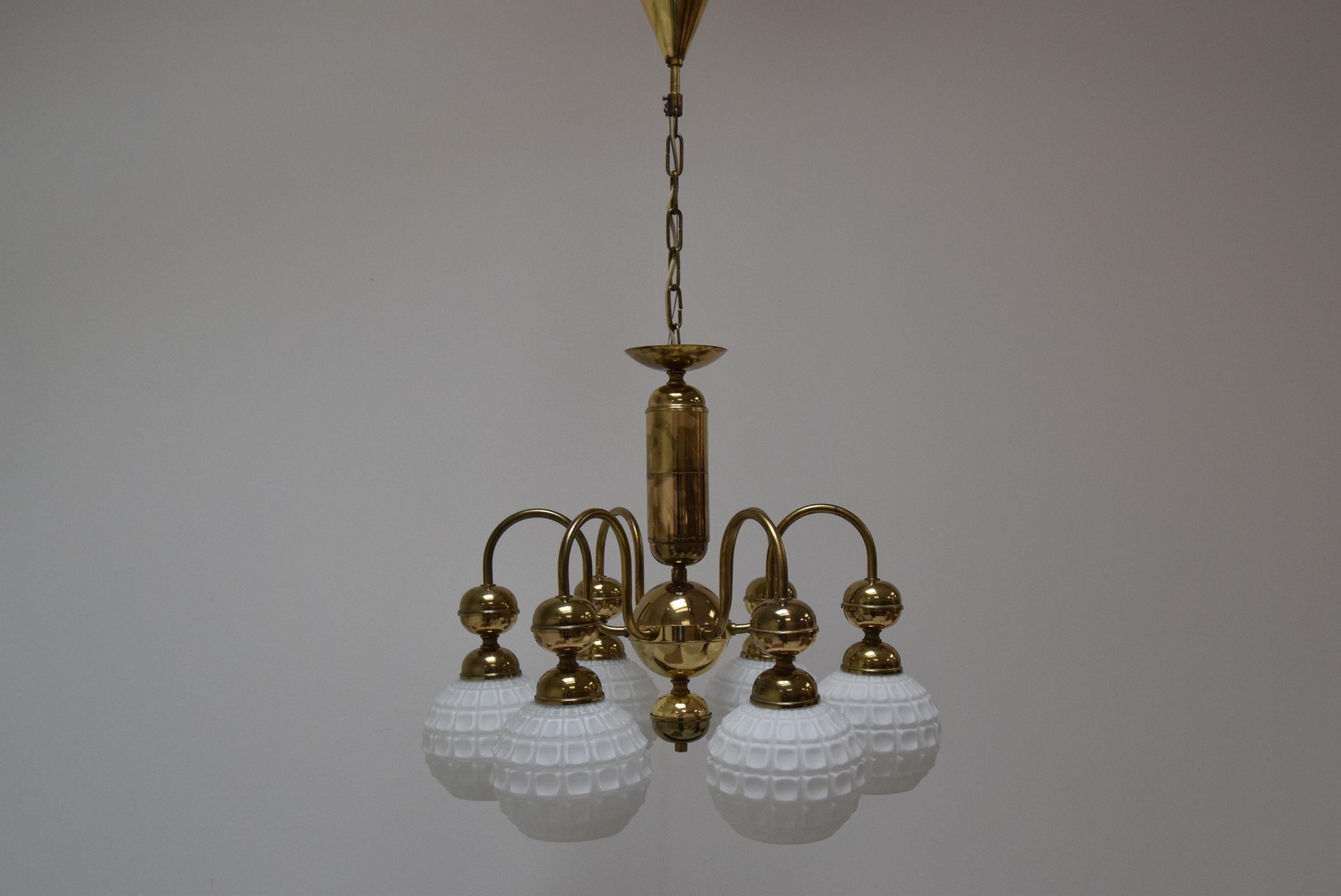Preciosa araña elegante de latón de diseño clásico con seis brazos 
 y pantallas de cristal esmerilado
6 bombillas E26 o E27
Compatible con cableado estadounidense
Con pátina envejecida
Estado original
(VK1272)