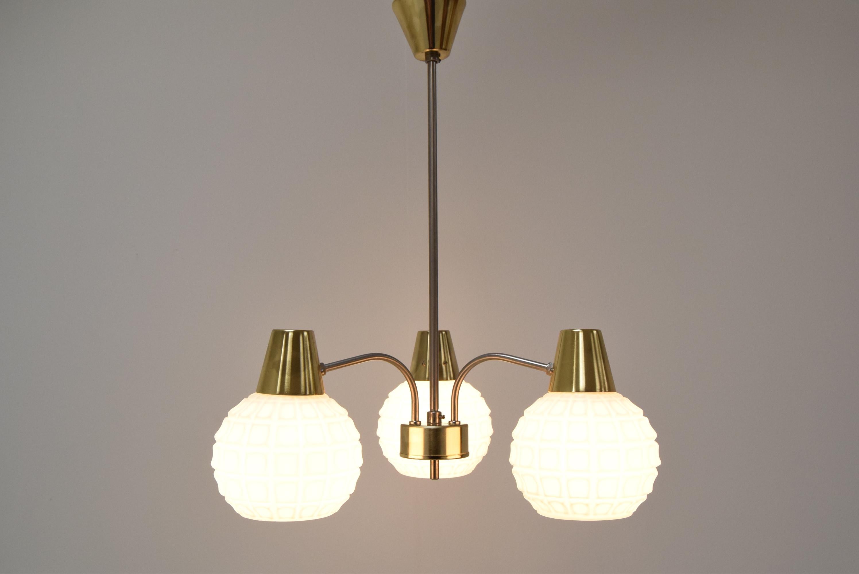 Made in Czechoslovakia
Made of glass, brass
3x E27 or E26 bulb
With aged patina
Re-polished
Fully functional
Good original condition
US wiring compatible.