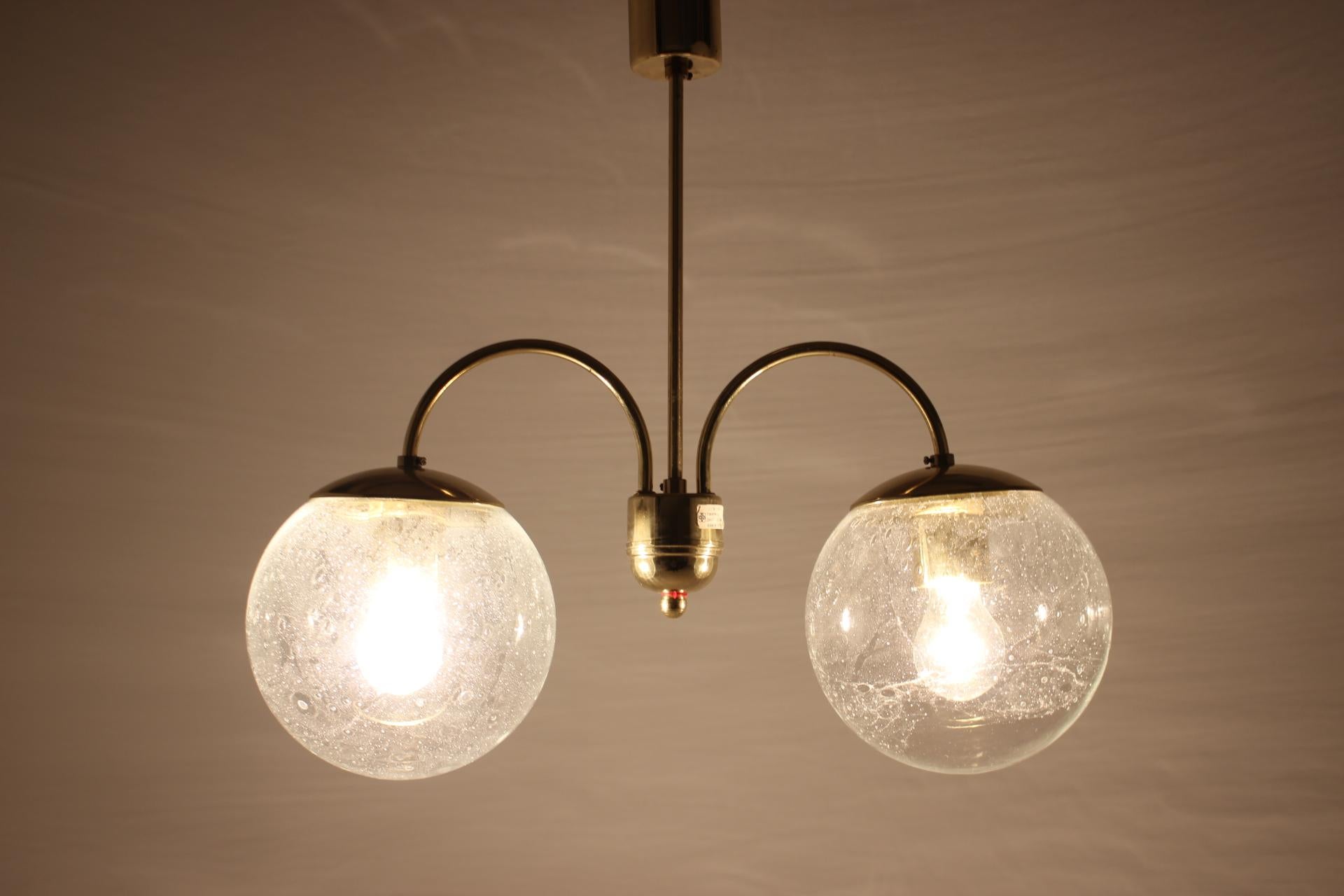 Ottone Lampadario di metà secolo di Kamenicky Senov, anni '60 in vendita