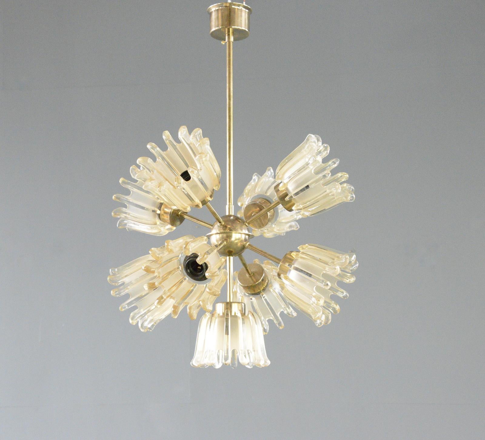 Lampadario di metà secolo di A. Leclaire & Schäfer, circa anni '60

- Corpo in ottone con paralumi in vetro stampato
- Contiene 9 lampadine E27
- Prodotto da A. Leclaire & Schäfer, Neheim
- Tedesco ~ Anni '60
- 52 cm di larghezza x 72 cm di altezza