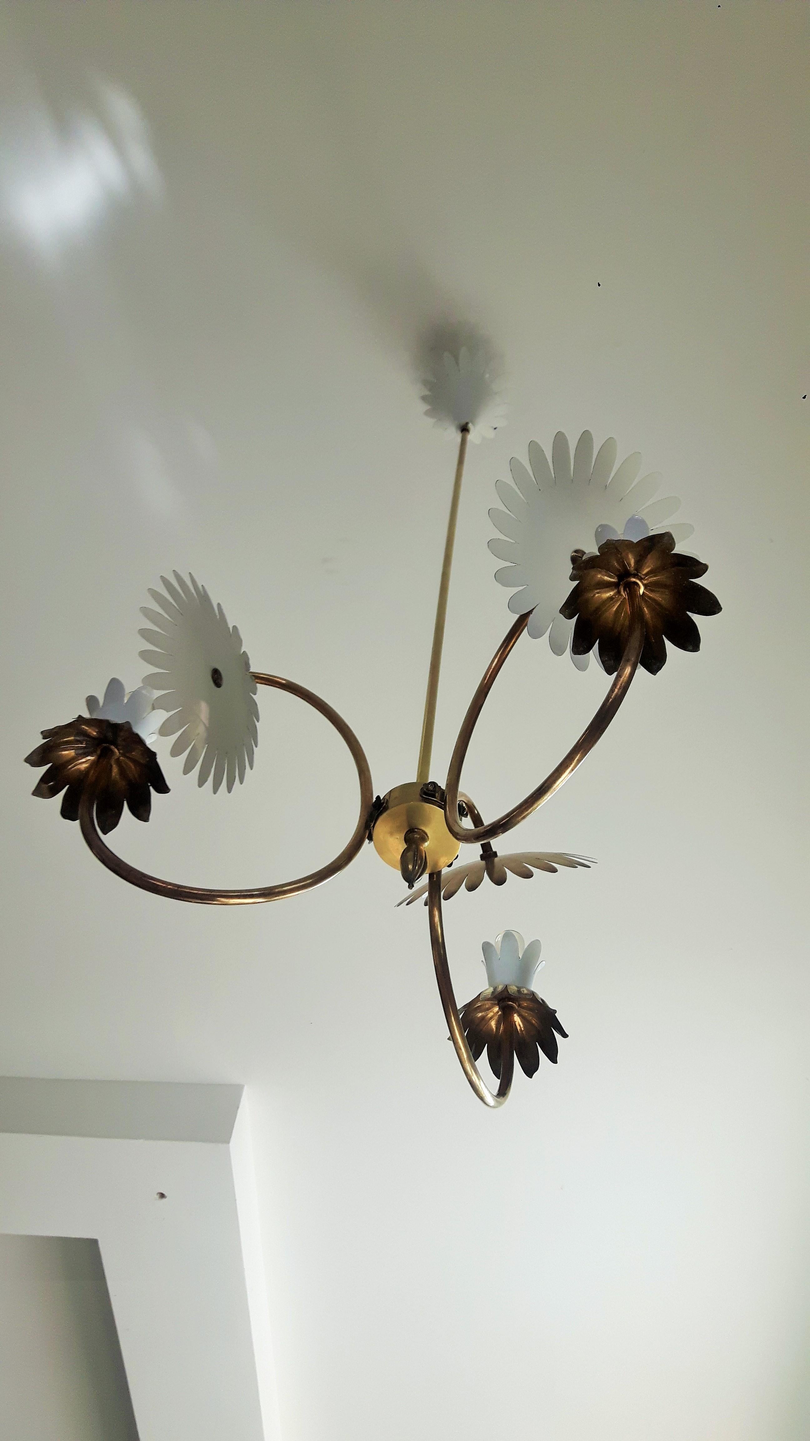 Midcentury chandelier style Pietro Chiesa, Italy, 1950. Brass and lacquer flowers. very good vintage condition. Rewired.

