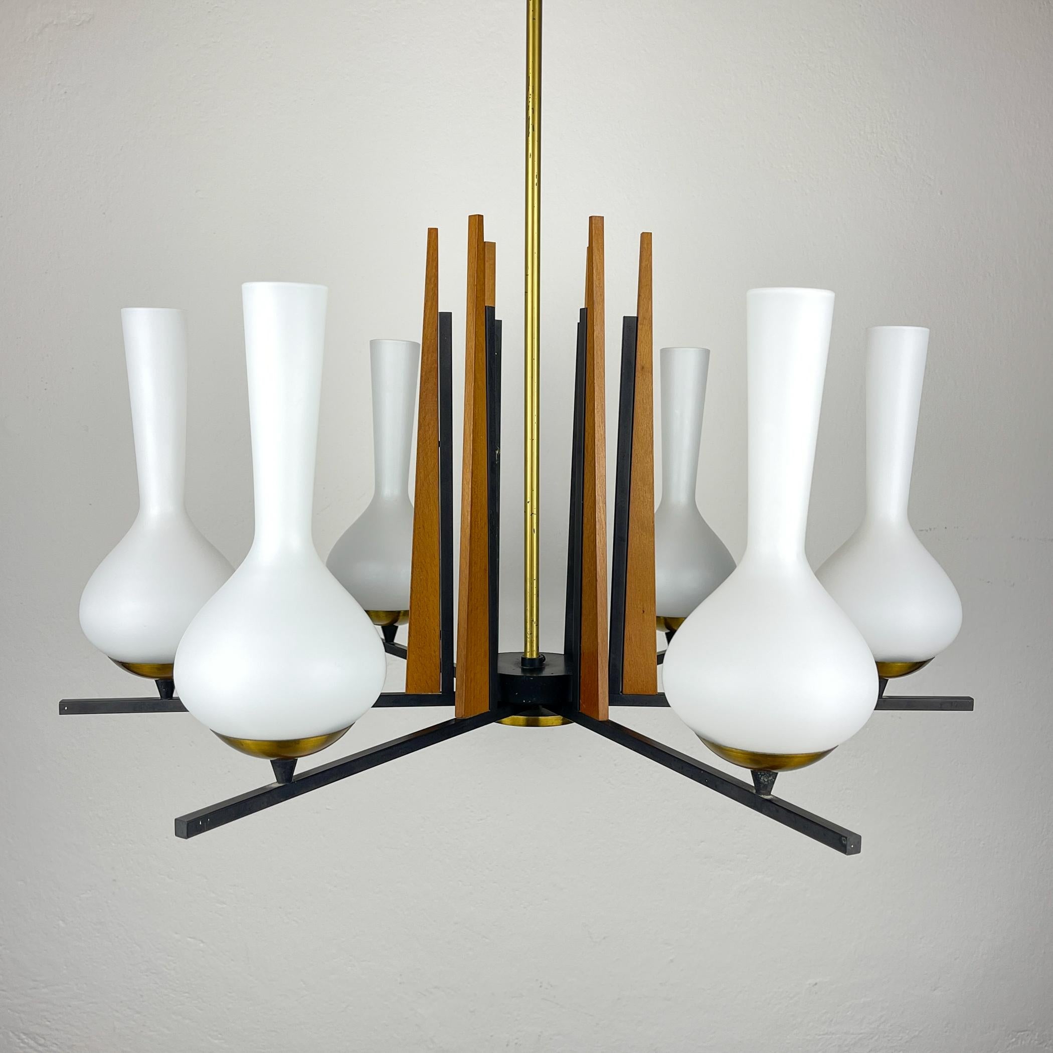 

Italian mid-century design chandelier by Stilnovo from 1960s. Stilnovo manufacture from Italy, founded in 1946, is a beacon in post-World War II Italian design, left an indelible mark on the world of lighting fixtures.

The vintage chandelier is