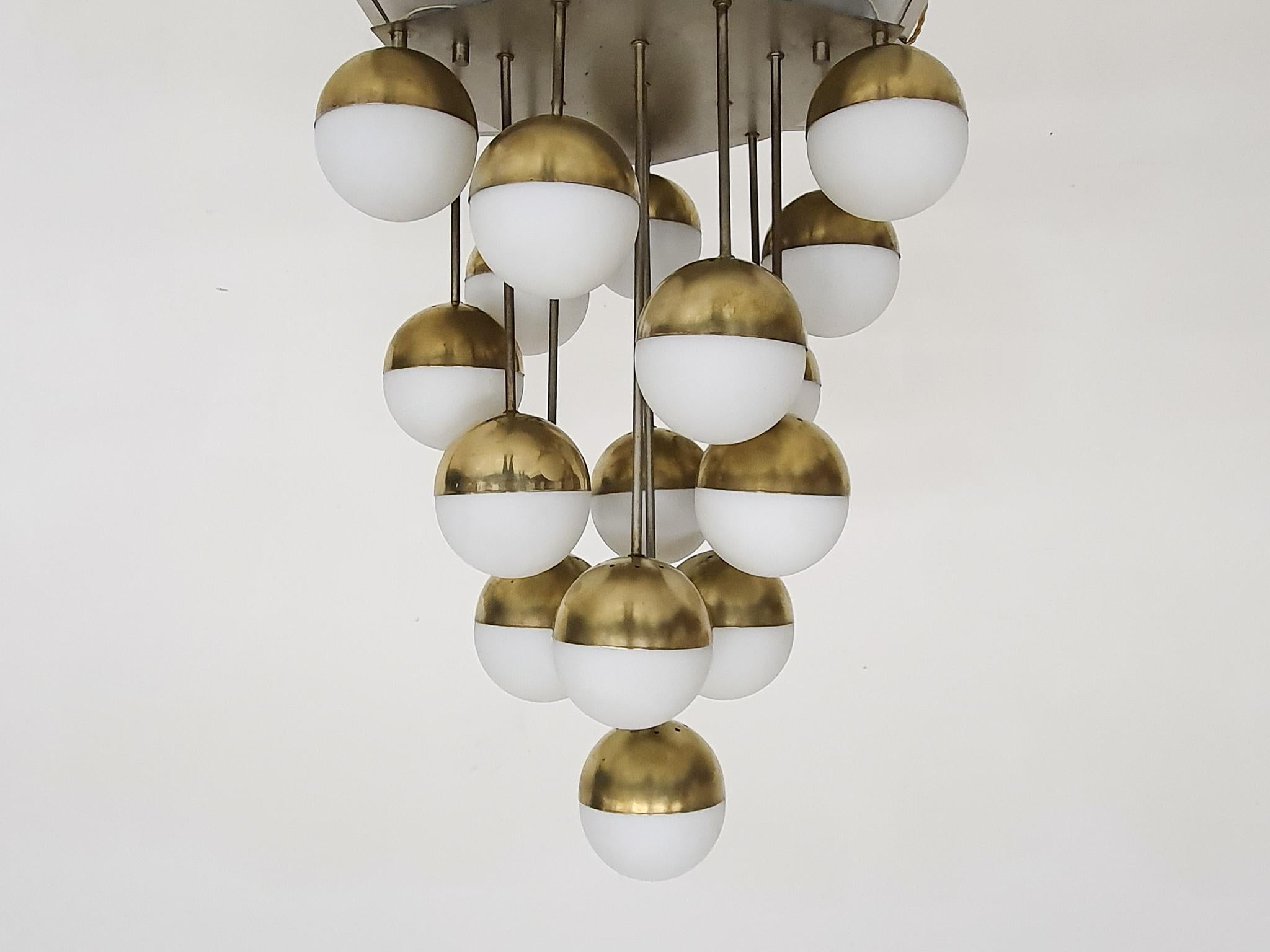 Italian Mid-century chandelier by Stilnovo with 16 globes, Italy 1960's For Sale