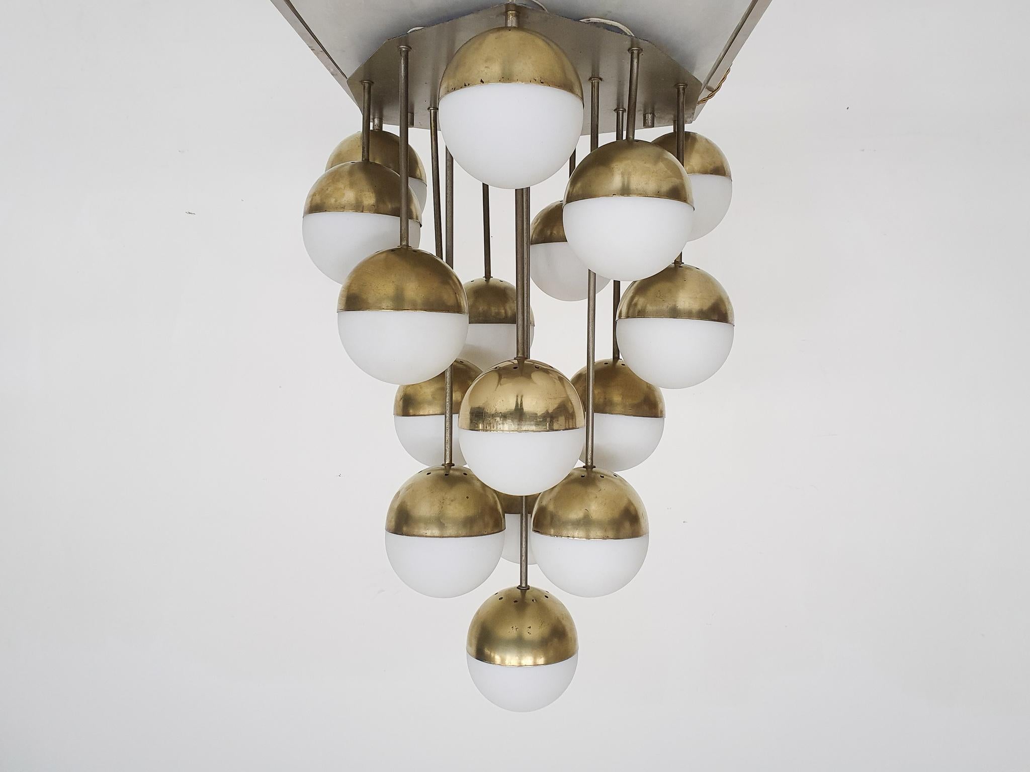 Mid-century chandelier by Stilnovo with 16 globes, Italy 1960's In Good Condition For Sale In Amsterdam, NL