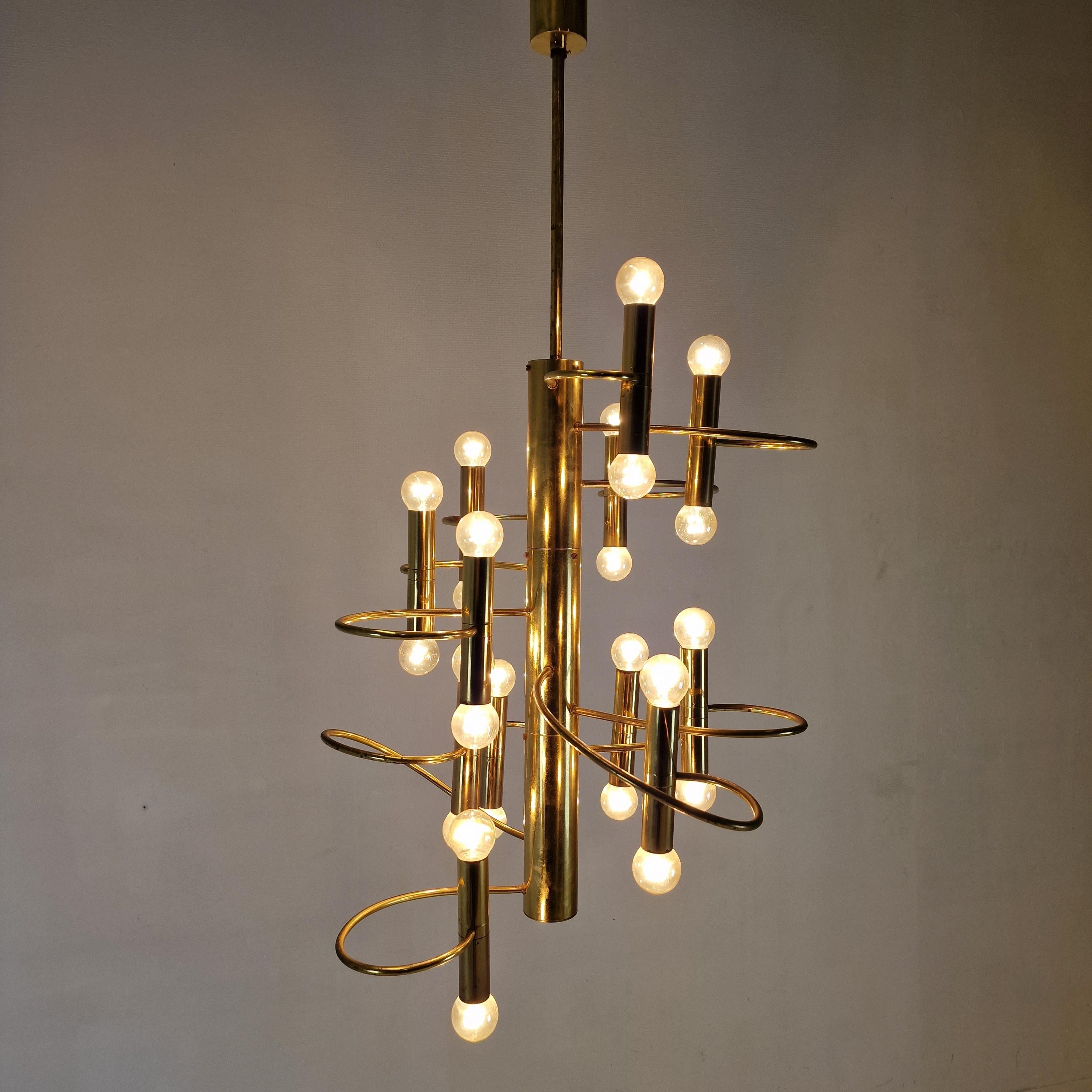 Beautiful Italian pendant fabricated by Sciolari in the 1970s.
The price is for one, there are two available.

The eighteen lights combined with the elegant brass arms makes this lamp a stunning piece.

Good vintage condition, some traces of use. 