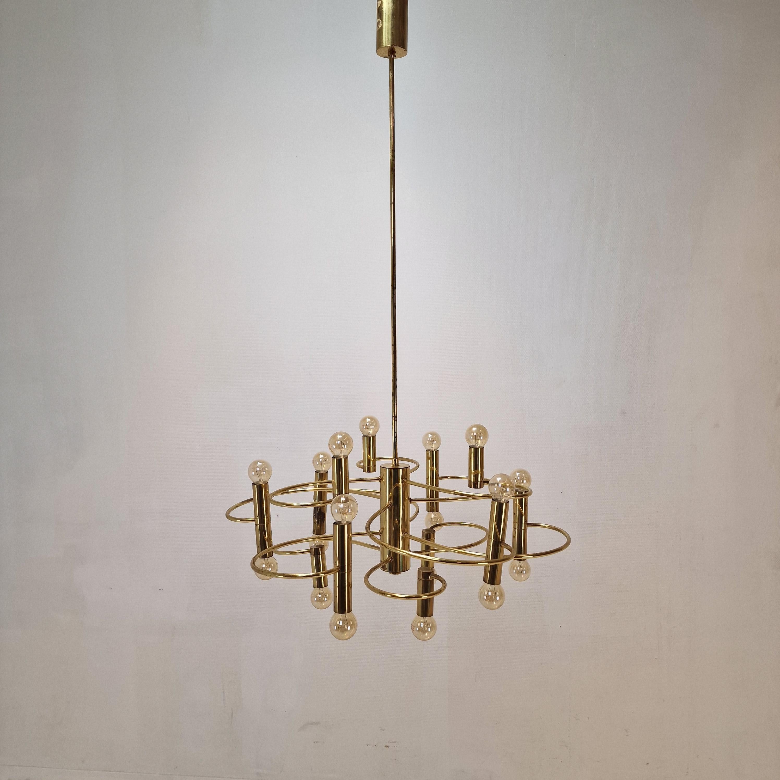 Beautiful Italian pendant fabricated by Sciolari in the 1970s.

The eighteen lights combined with the elegant brass arms makes this lamp a stunning piece.

Good vintage condition, some traces of use.  
The wiring has been checked by a professional