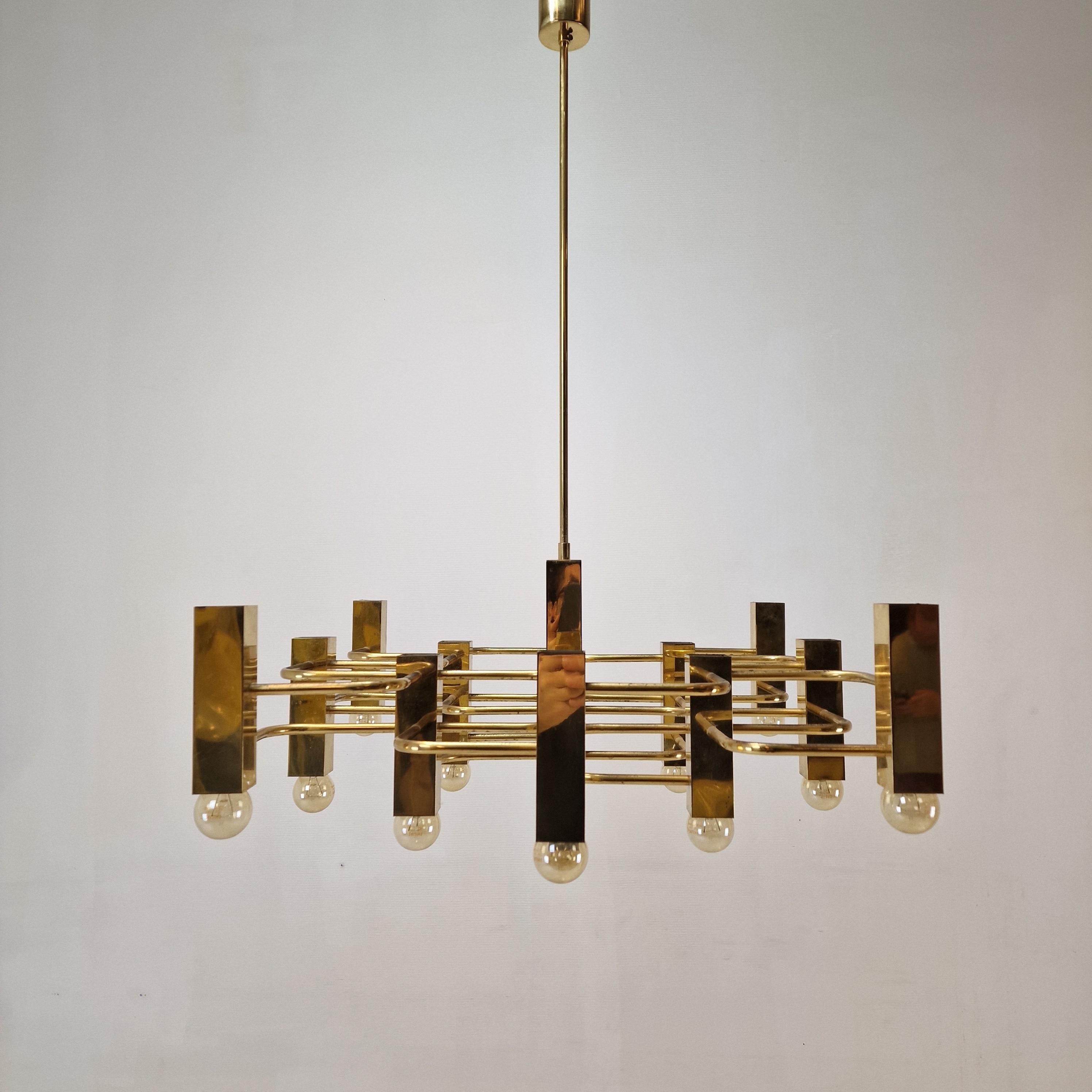 Beautiful Italian pendant fabricated by Sciolari in the 1970s.

The thirteen lights combined with the elegant brass arms makes this lamp a stunning piece.

Good vintage condition, some traces of use.  
The wiring has been checked by a professional