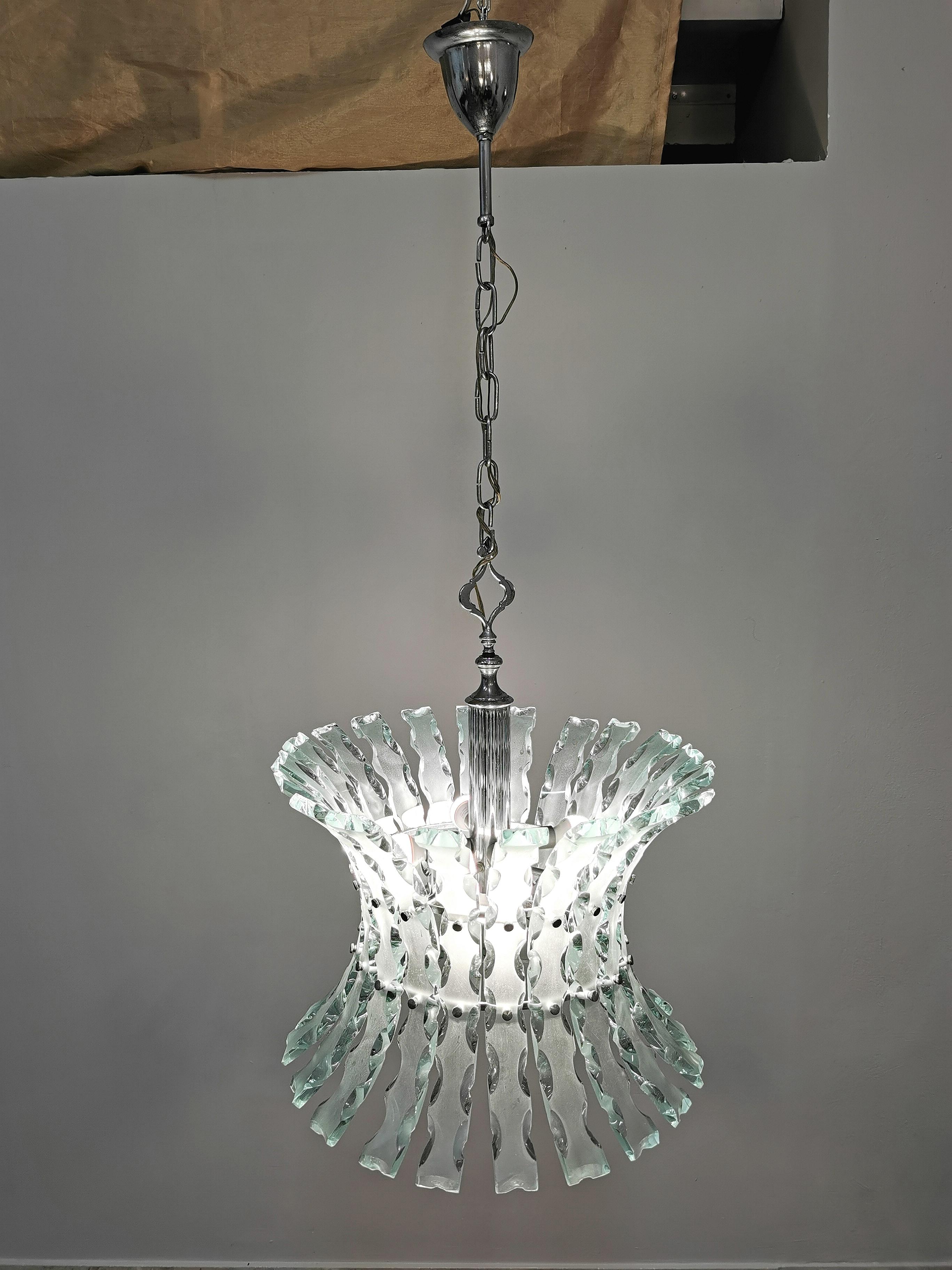 Elegant and particular chandelier produced by the renowned Italian company Fontana Arte and by the Milanese company 