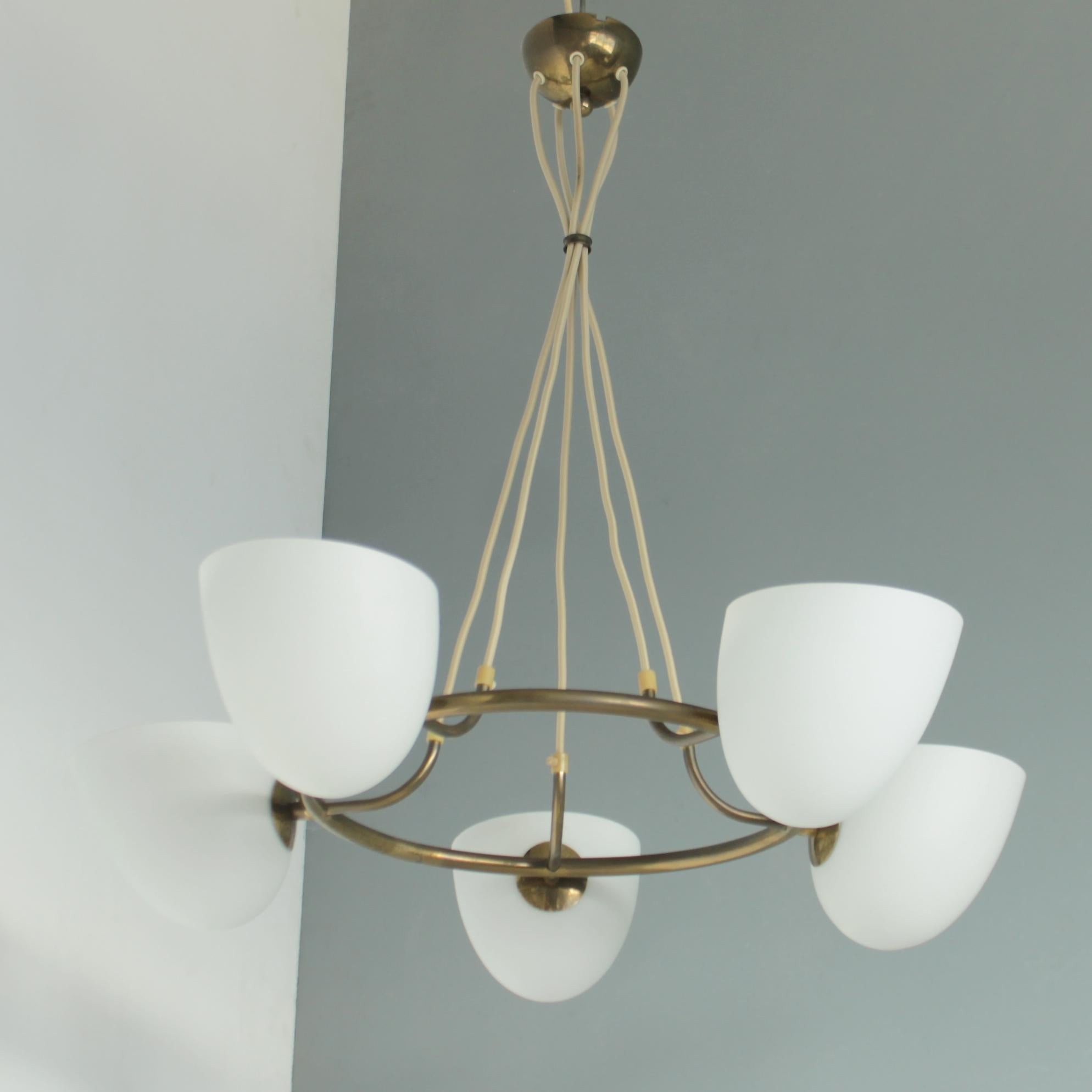 Mid Century chandelier in brass and glass by Hans Bengstrom Scandinavian 1950s In Good Condition For Sale In WIJCKEL, NL