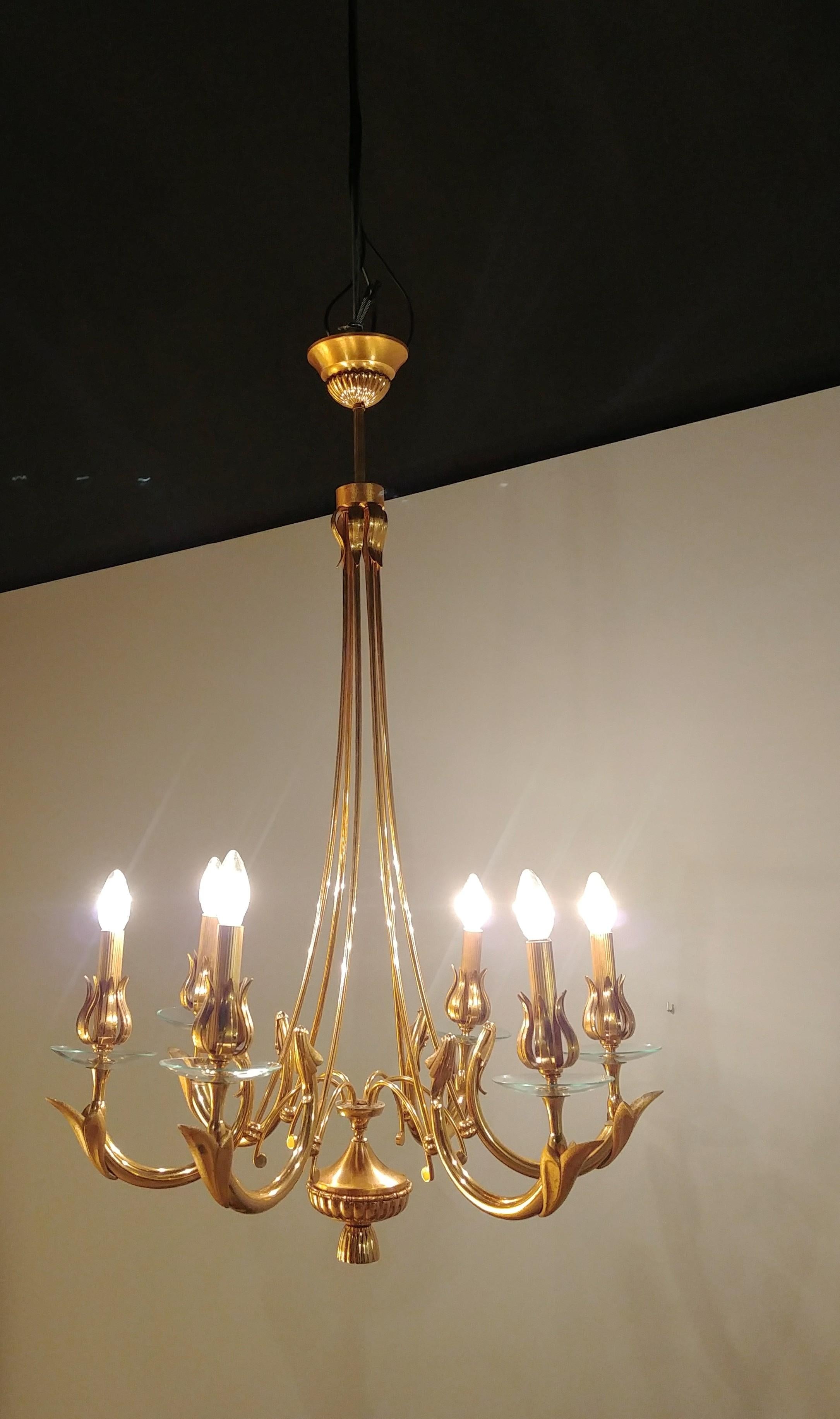Elegant lustre à 6 lumières en laiton attribué à O. Torlasco, avec embellissement en verre de Murano vert, fabriqué en Italie dans les années 1960. Très haute qualité. Veuillez regarder attentivement la vidéo et les photos, merci.



NOTE : Nous