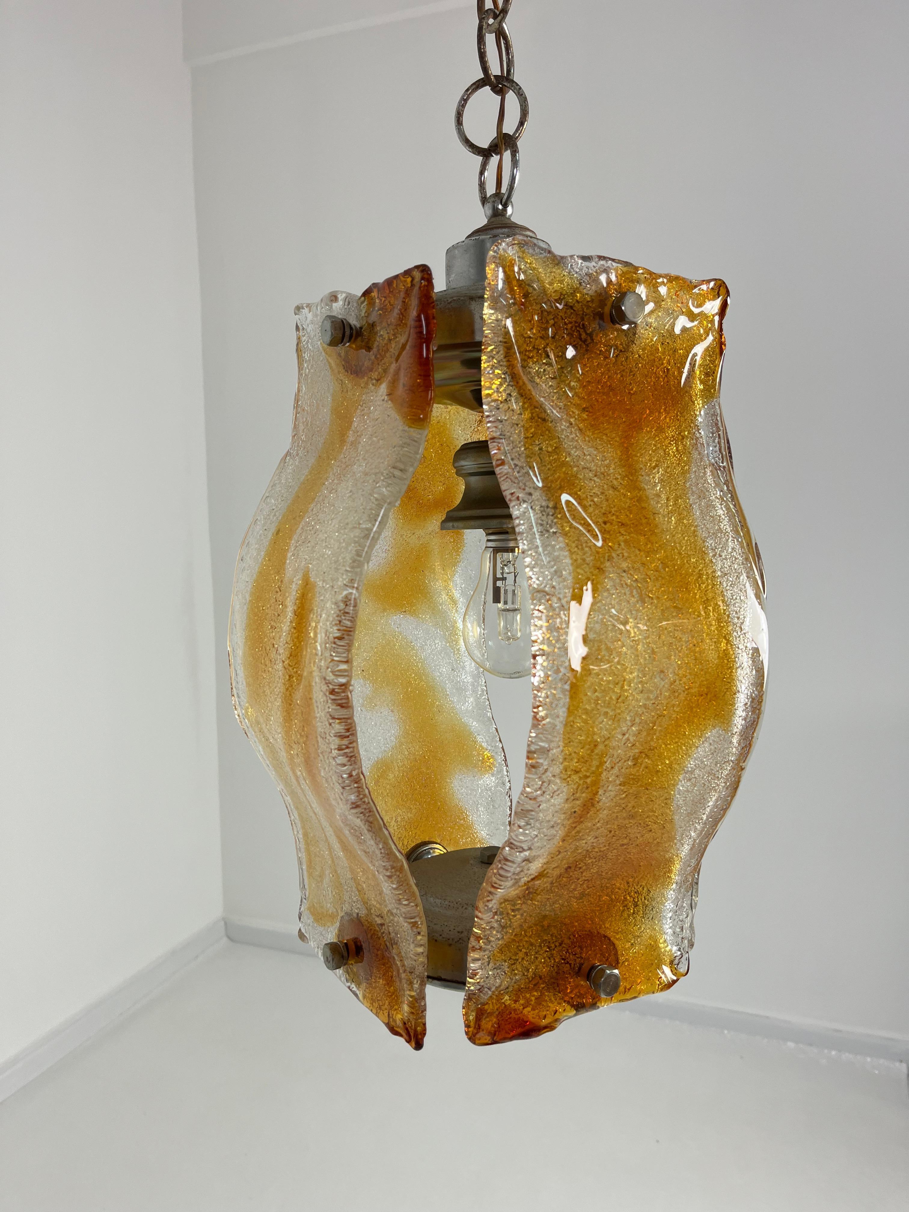 Mid-century chandelier in polychrome Murano glass attributed to Mazzega, 1960s
Metal structure, intact transparent and caramel colored glasses, good condition.
E27 lamp.
Height of the glasses cm 45.