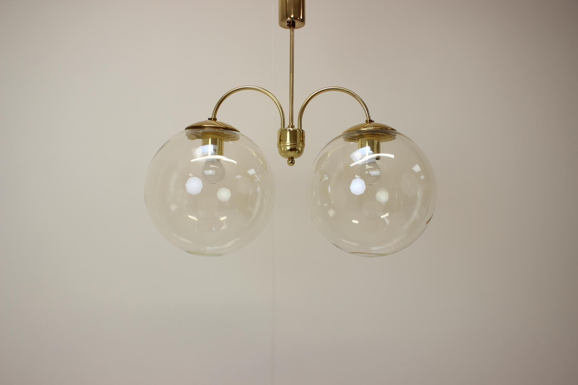 Prodotto in Cecoslovacchia
Realizzato in vetro, ottone
Con patina invecchiata
2 lampadine E27 o E26
Rilucidato
Completamente funzionante
Buone condizioni originali
Compatibile con il cablaggio degli Stati Uniti.