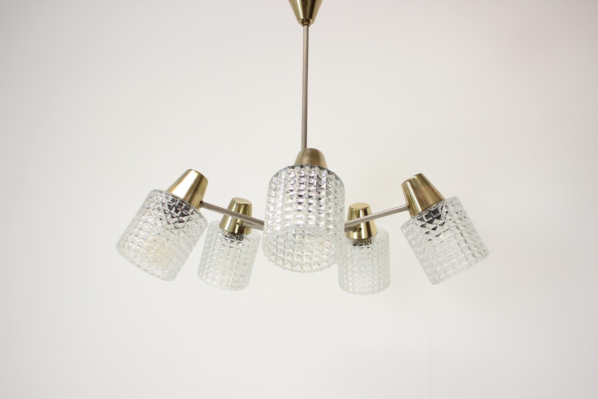 Made in Czechoslovakia
Made of glass and brass
5x E27 or E26 Bulb
With Aged Patina
Re-Polished
Good original condition
US wiring compatible.