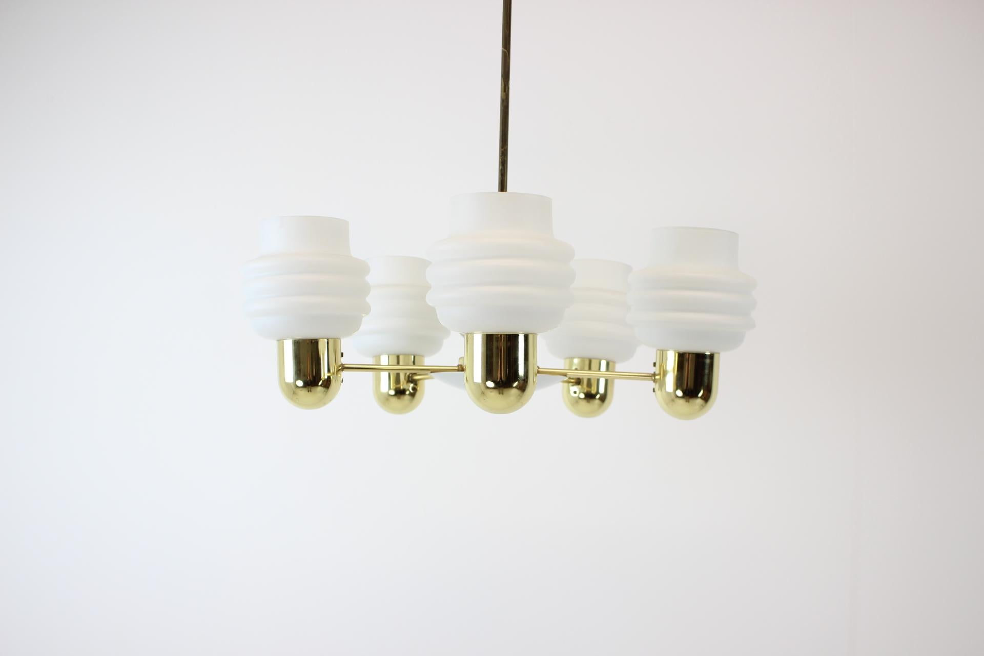 Made in Czechoslovakia
Made of Glass, brass
5x E27 or E26 bulb
Good Original condition
US wiring compatible.