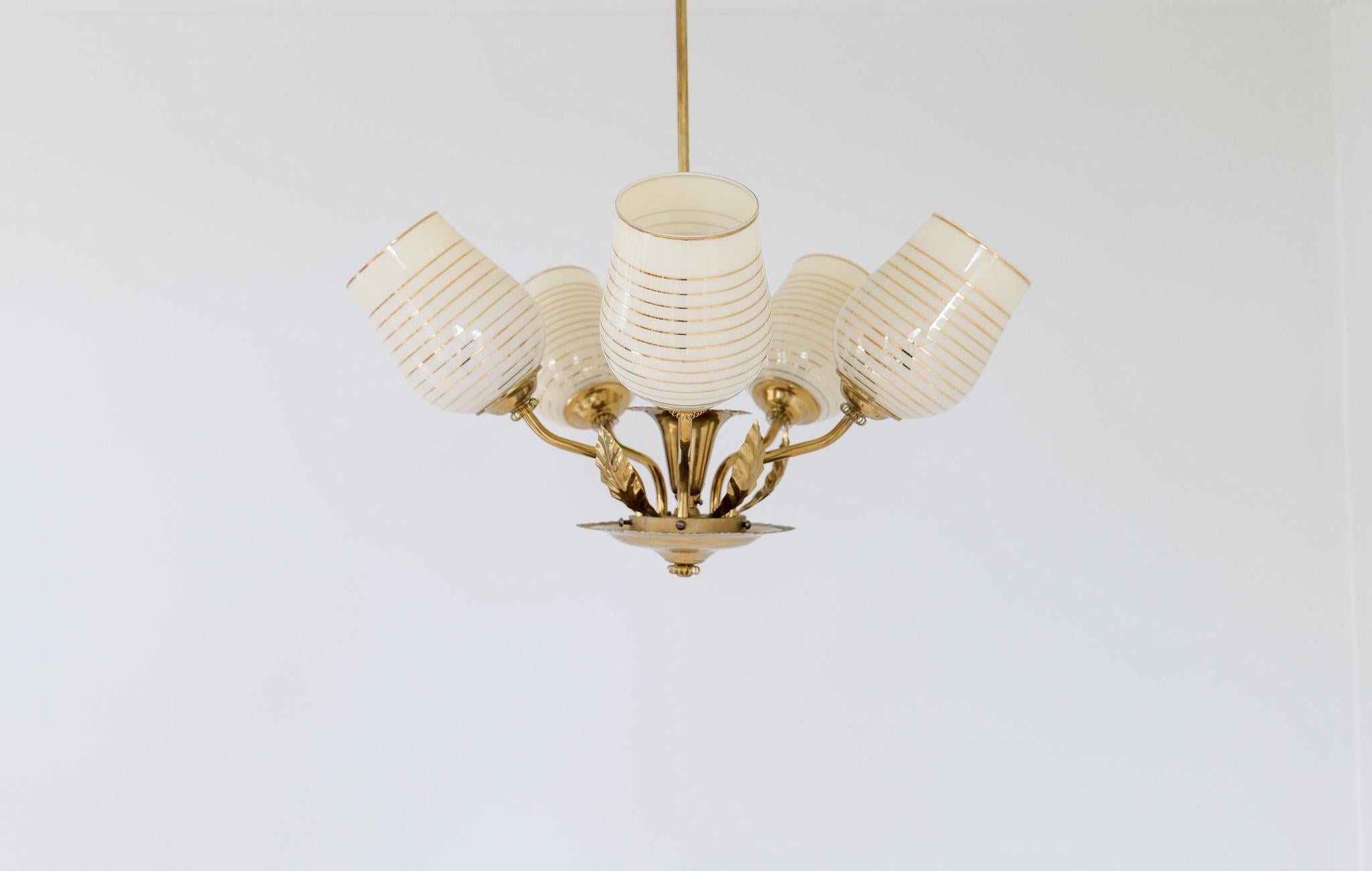 Mid Century Chandelier Lamp in Brass and Glass by Sario, Finland, 1950s In Good Condition For Sale In Hillringsberg, SE