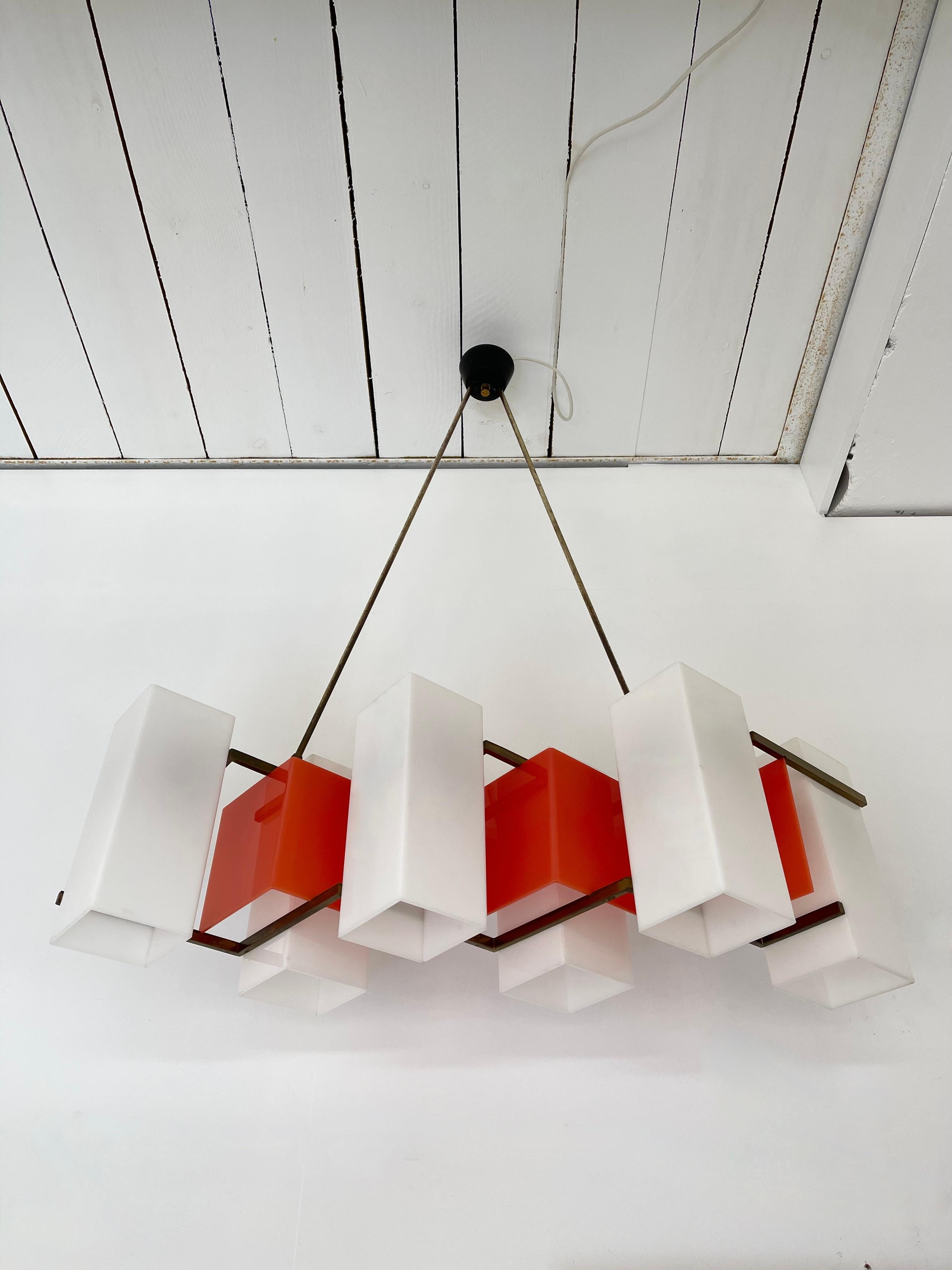 Mid-Century Modern Italian design chandelier ceiling pendant light in white and red orange methacrylate colored lucite and brass. Rare long 6 lights model. original manufacture stamp. Adjustable in heigh. Famous manufacture like Stilnovo, Arteluce,