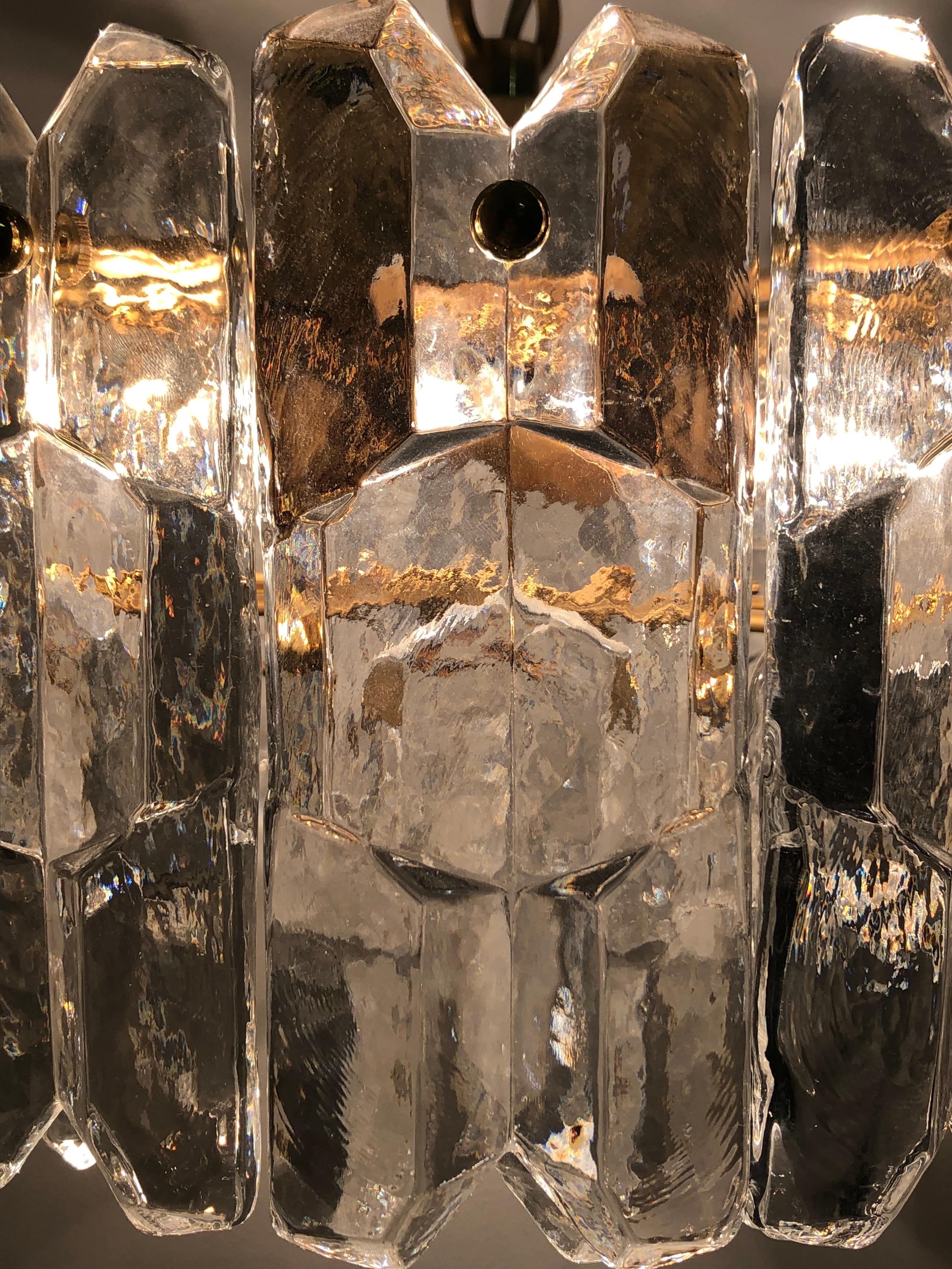 Österreichischer „Palazzo“-Kronleuchter von J.T. Kalmar, vergoldetes Messing und Glas, ca. 1960er Jahre (Moderne der Mitte des Jahrhunderts) im Angebot