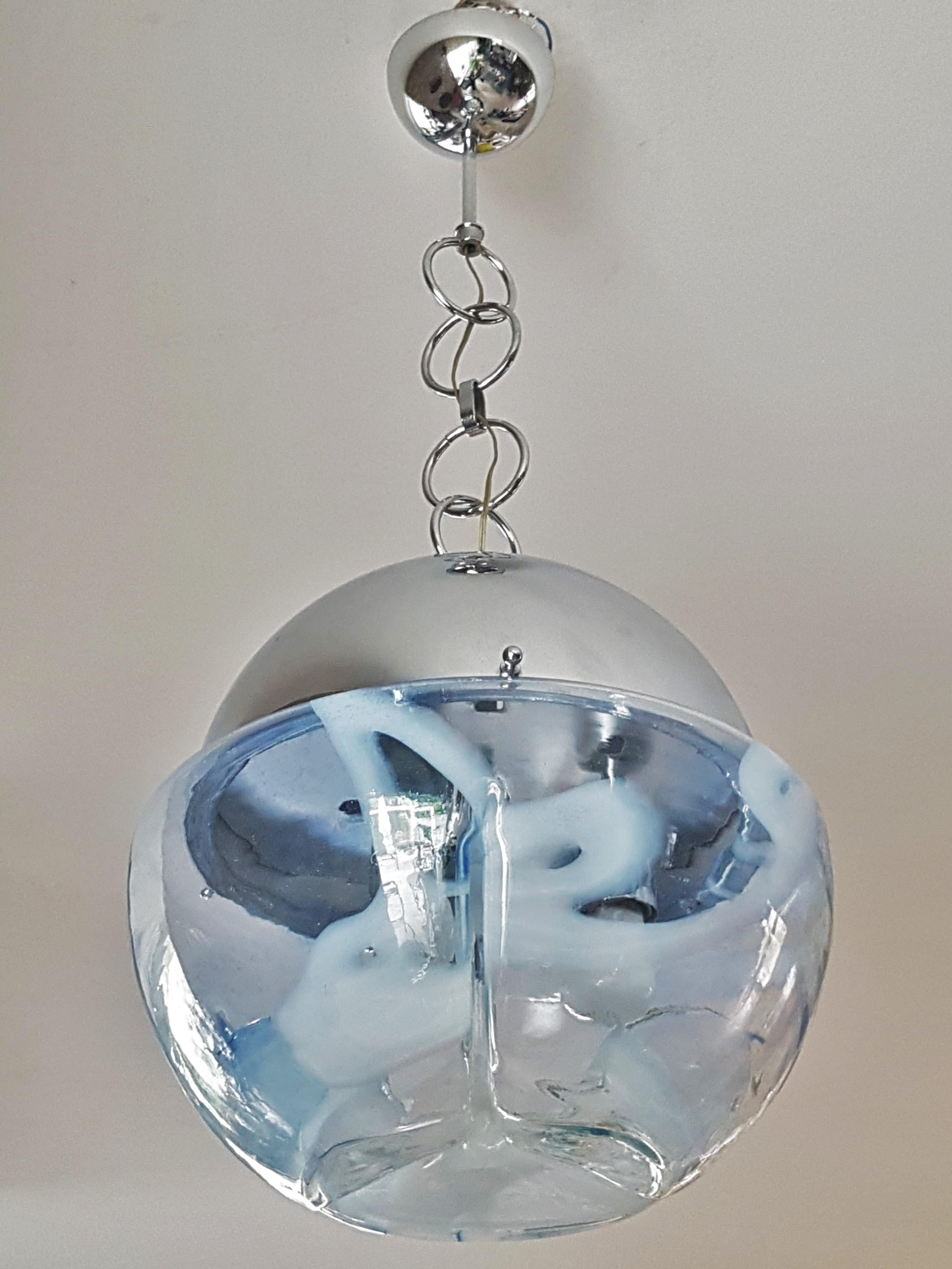 Lustre à suspension mi-siècle en verre opalescent chromé de Mazzega, Italie, années 1960 en vente 3