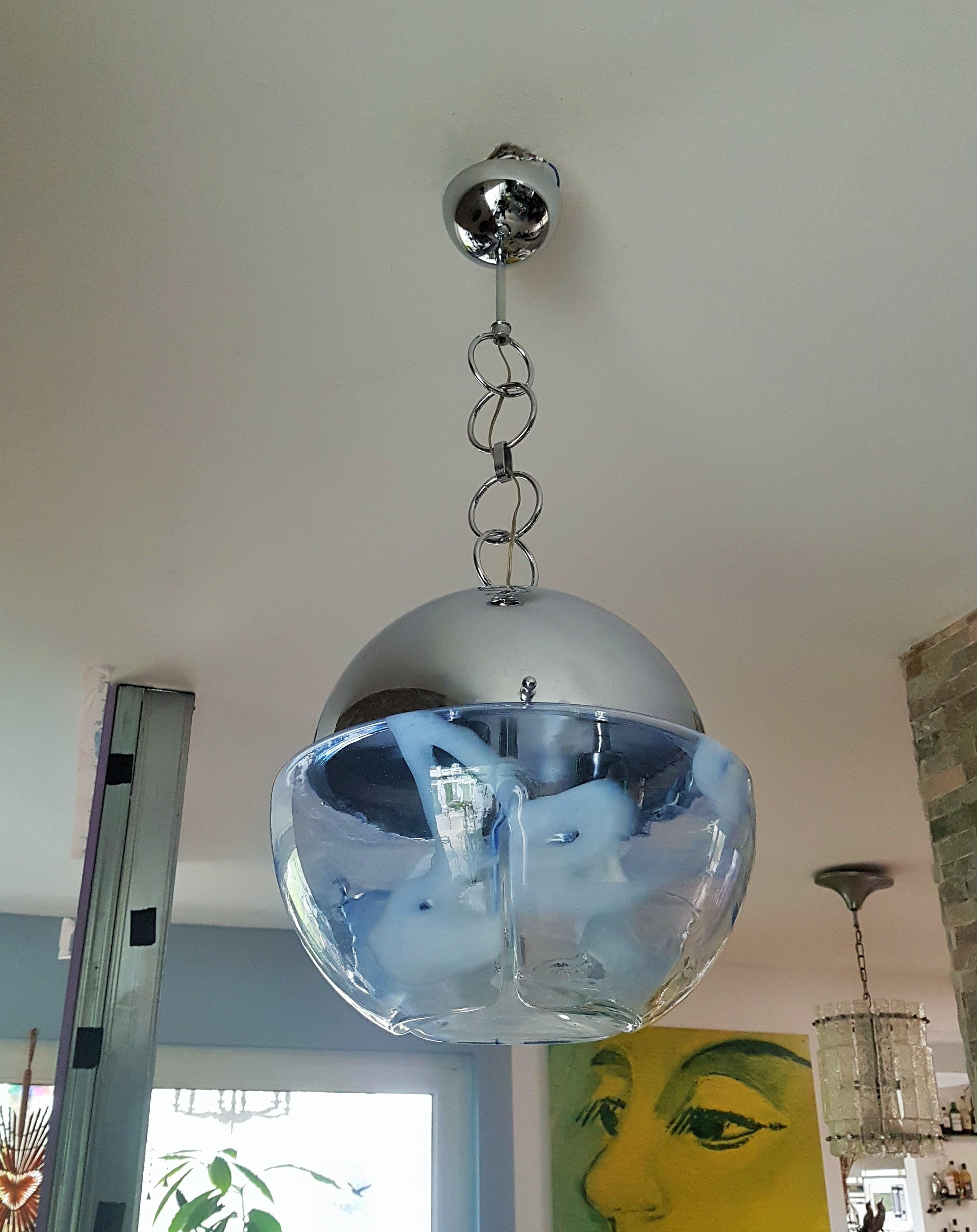 Lustre à suspension mi-siècle en verre opalescent chromé de Mazzega, Italie, années 1960 en vente 2