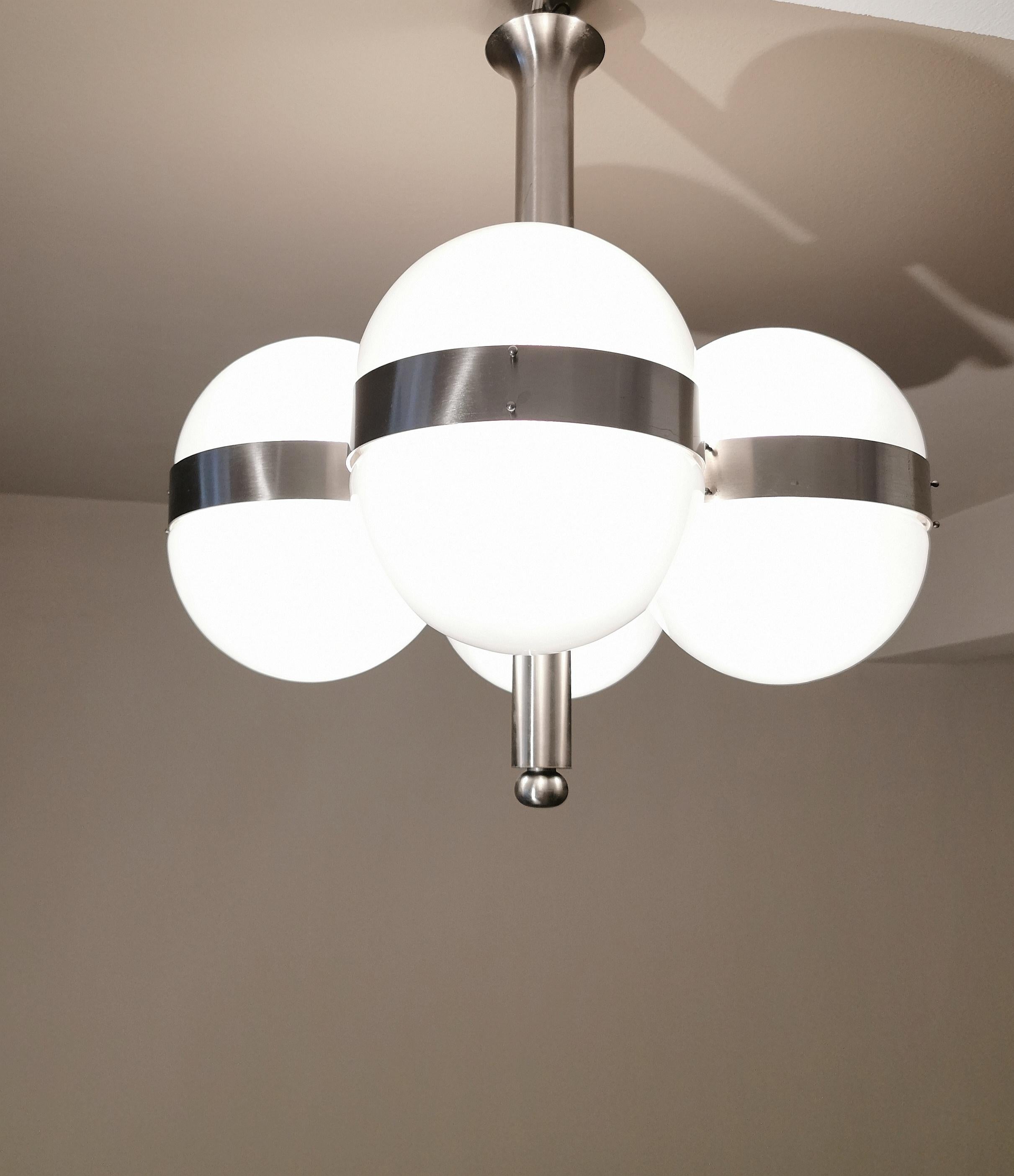Very particular Tetraclio chandelier with 8 lights E27 designed by the famous Italian designer Sergio Mazza and produced by Artemide, a company specialized in the production of lighting accessories. The chandelier has 8 satin glasses that fit into a