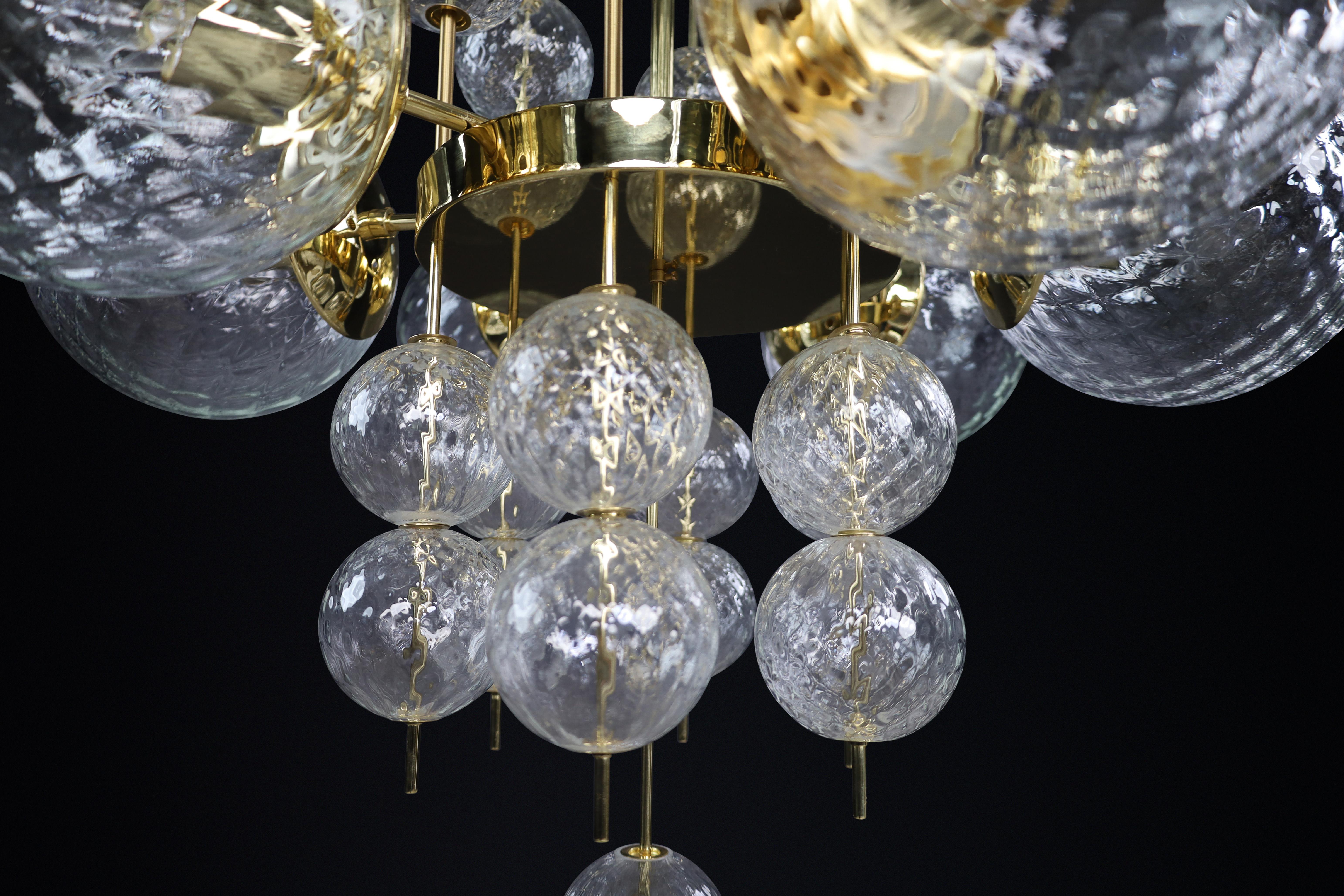 Lampadario di metà secolo con montatura in ottone e globi di vetro strutturato di Preciosa in vendita 3