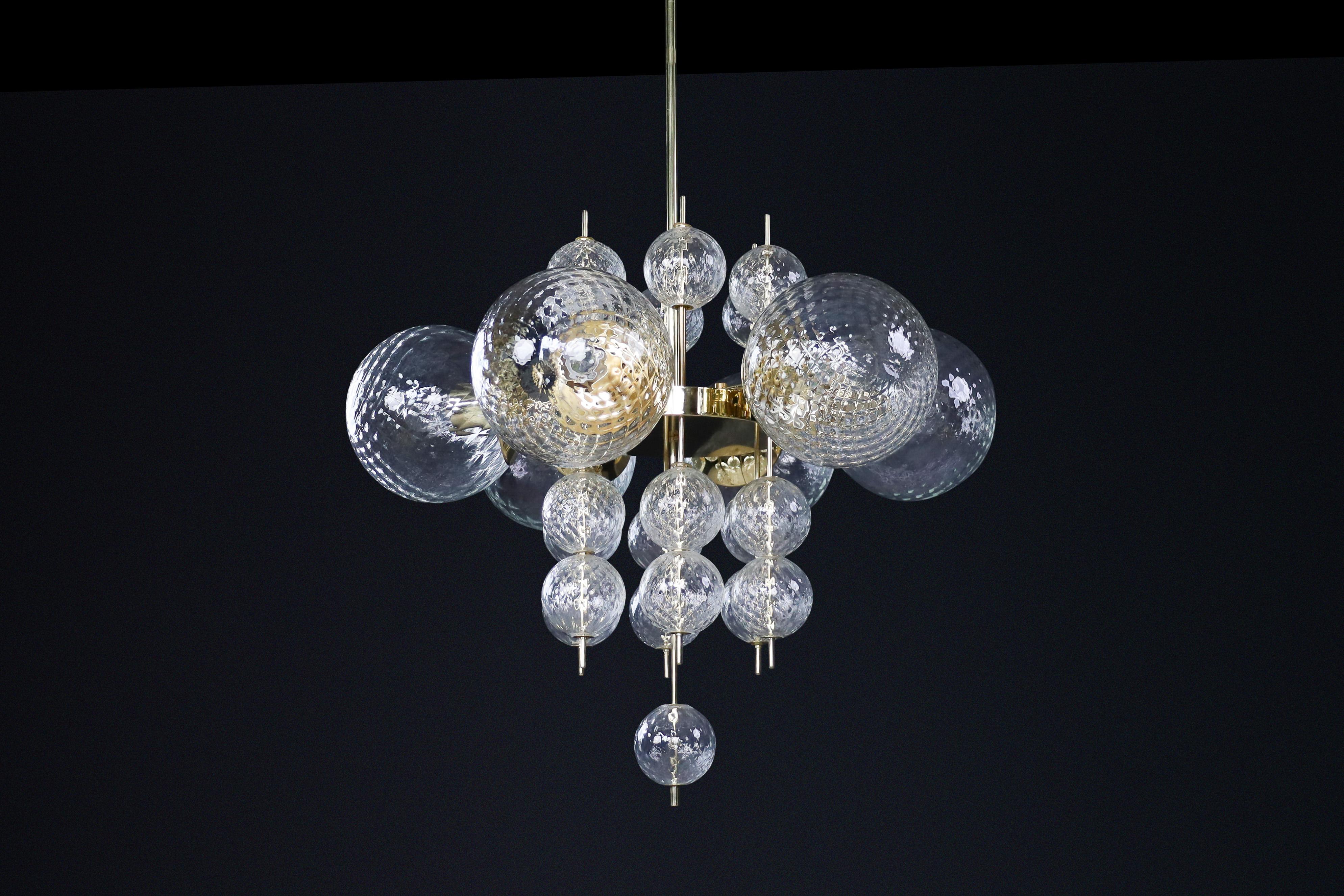 Lampadario di metà secolo con struttura in ottone e globi di vetro strutturati di Preciosa, Cecia, 1960

Questo splendido lampadario del Mid-Century presenta un apparecchio in ottone progettato e prodotto dalla rinomata fabbrica Preciosa in Cechia.