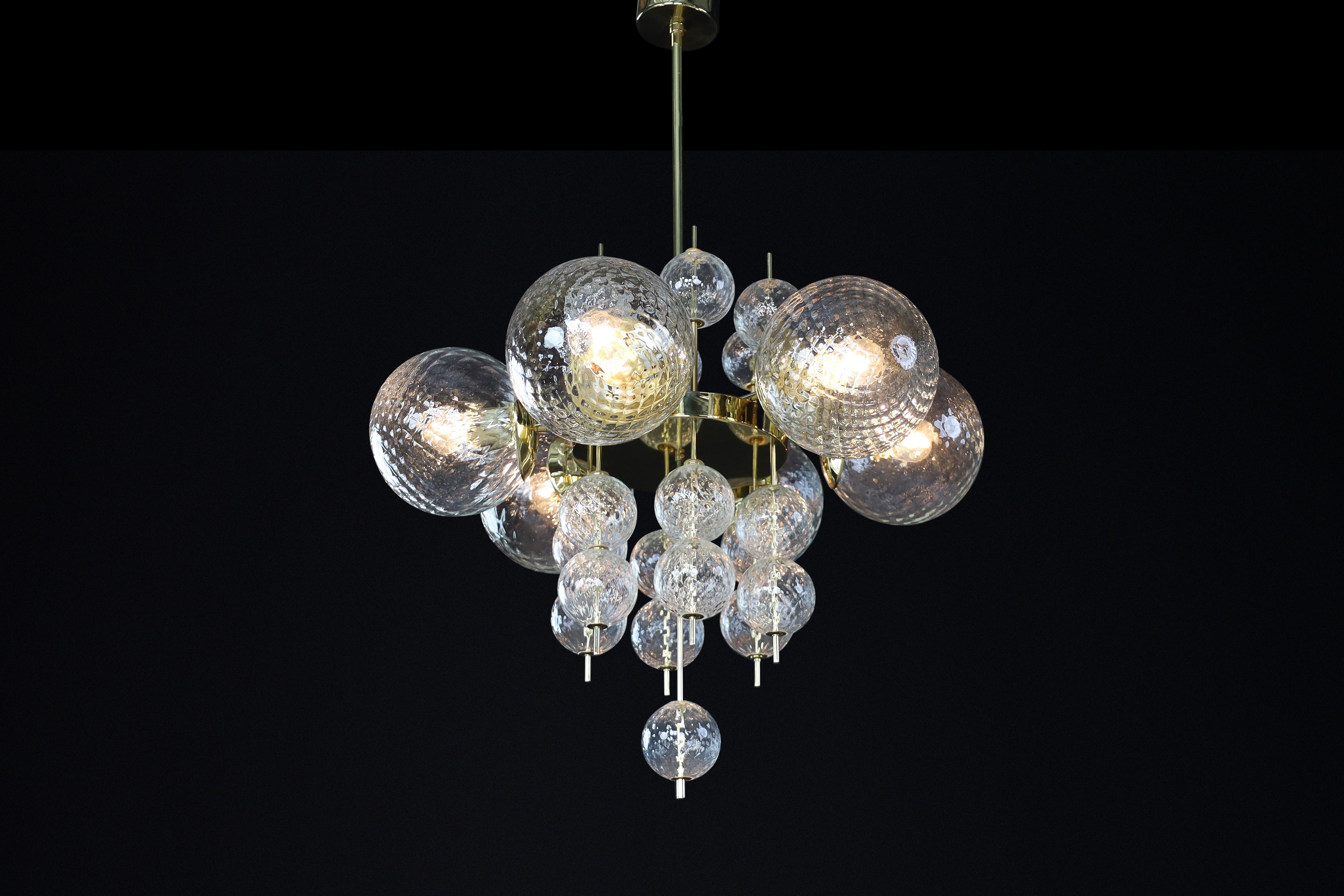 Mid-Century moderno Lampadario di metà secolo con montatura in ottone e globi di vetro strutturato di Preciosa in vendita