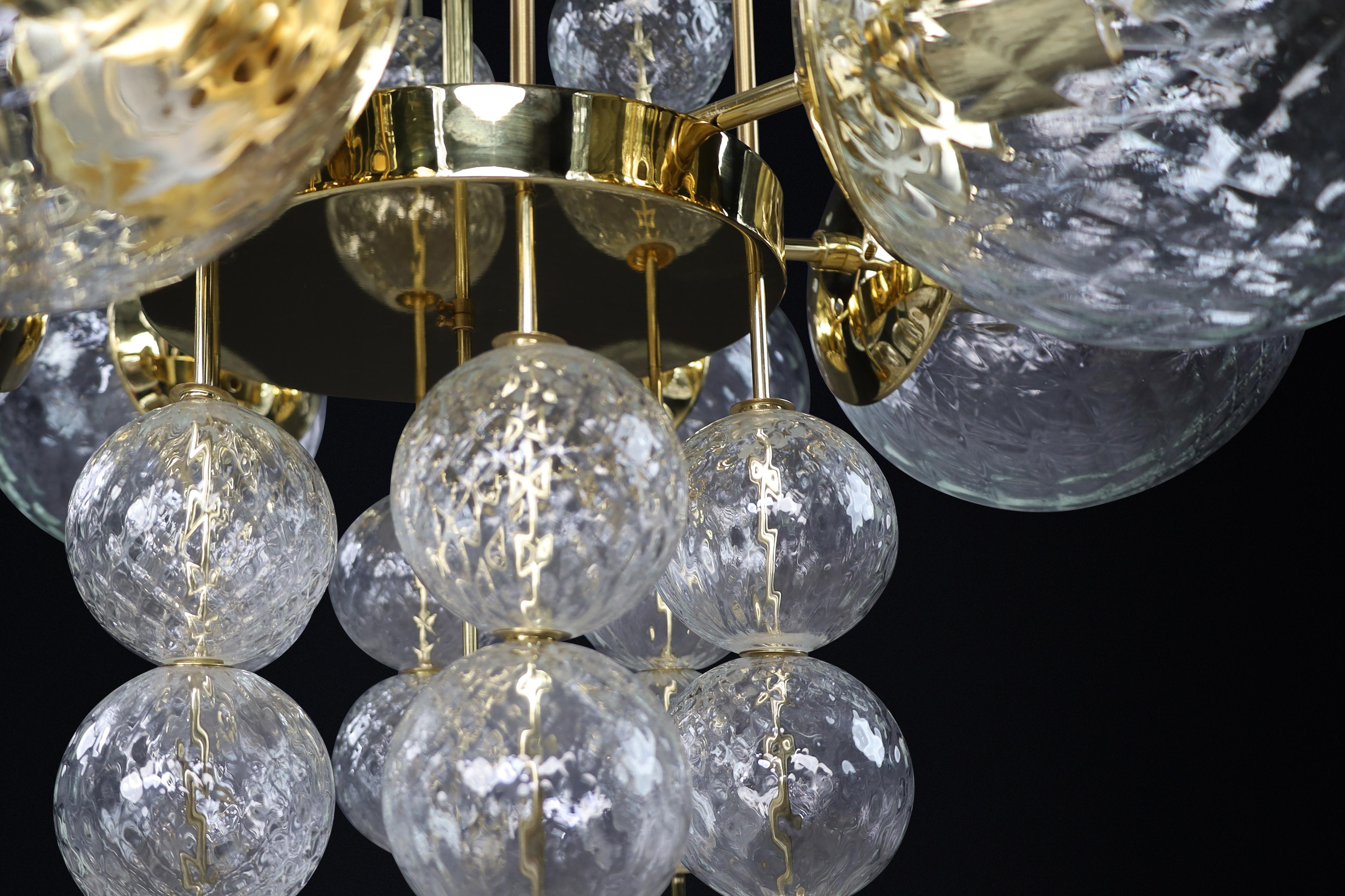 Ceco Lampadario di metà secolo con montatura in ottone e globi di vetro strutturato di Preciosa in vendita