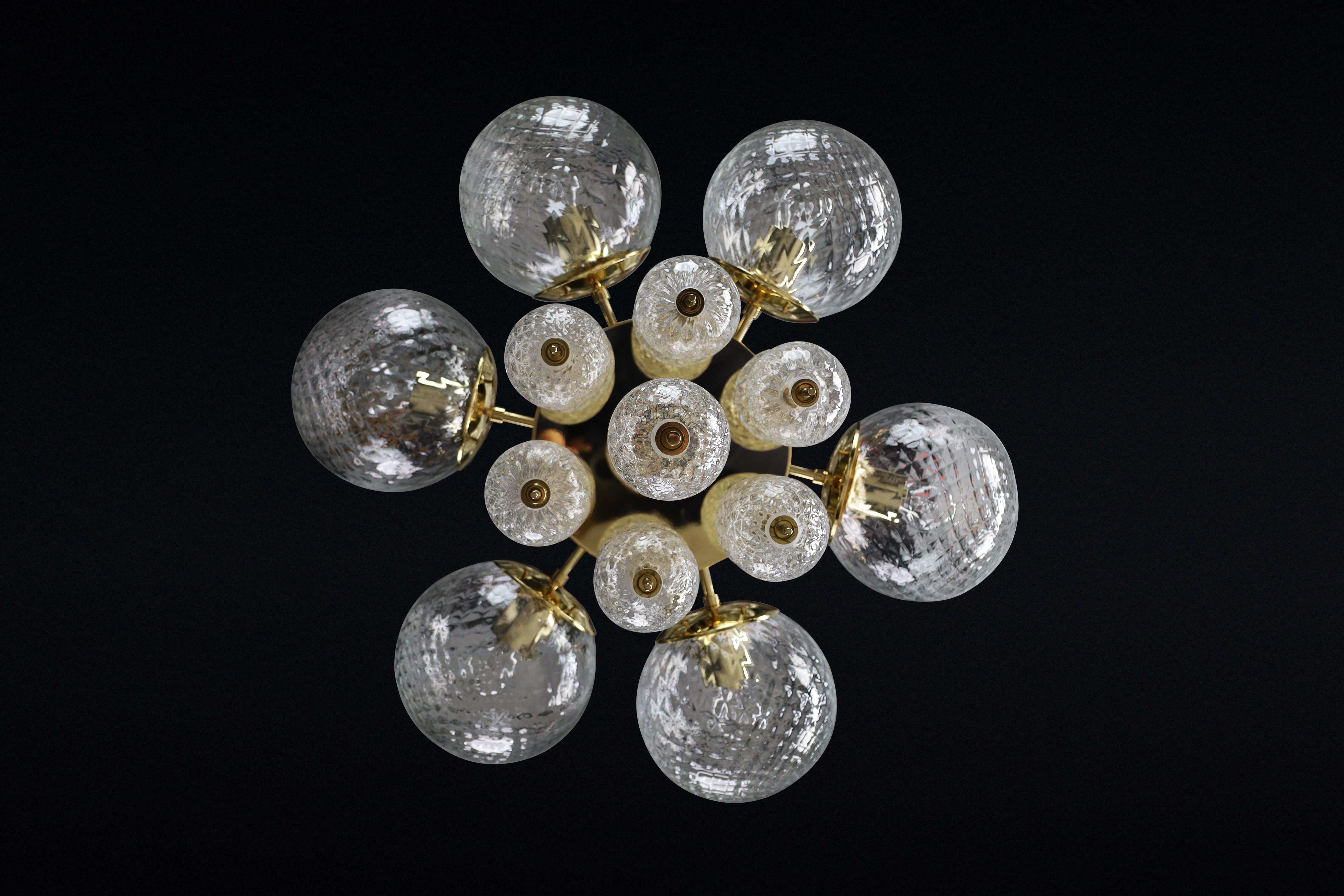 Lampadario di metà secolo con montatura in ottone e globi di vetro strutturato di Preciosa In condizioni buone in vendita a Almelo, NL