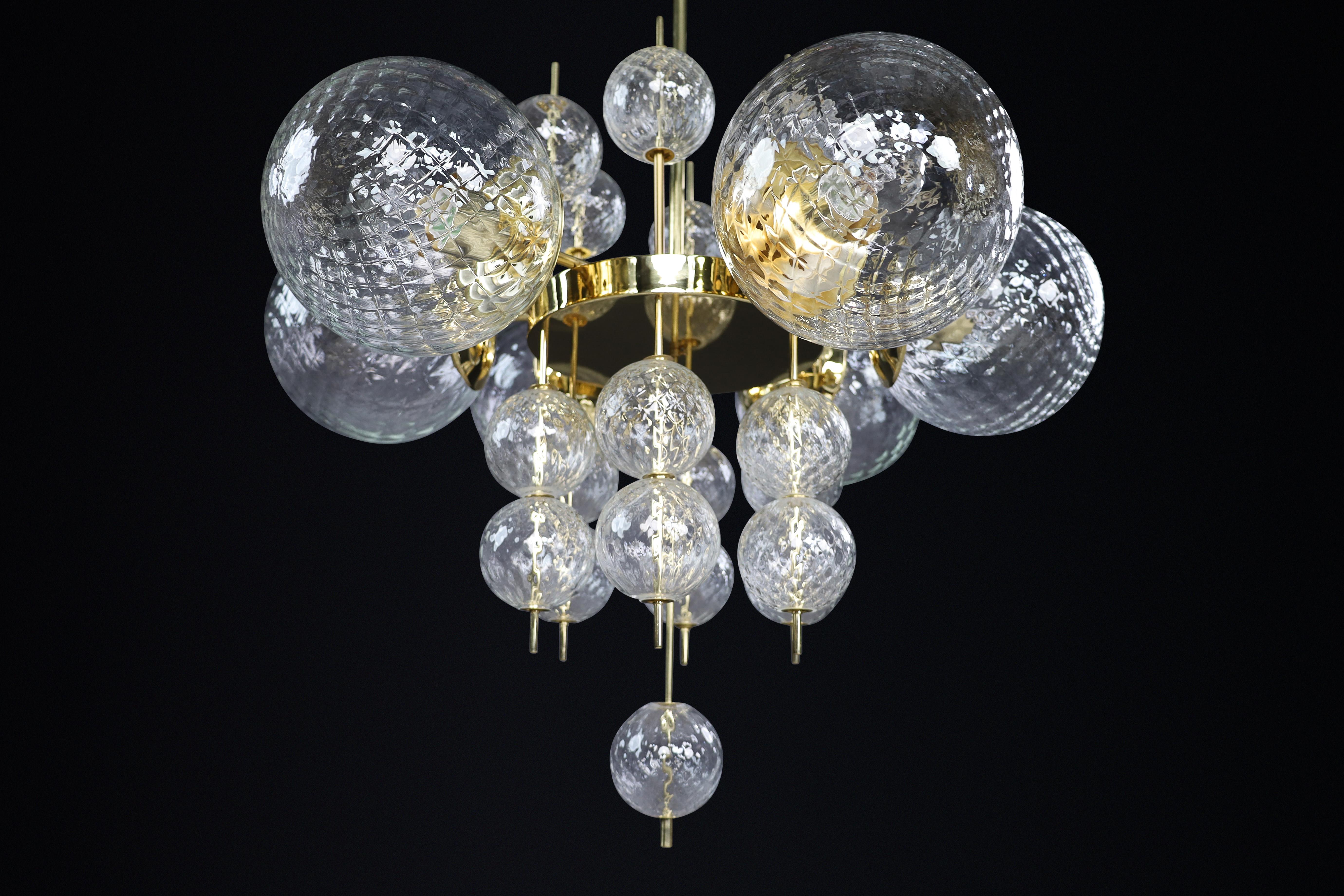 XX secolo Lampadario di metà secolo con montatura in ottone e globi di vetro strutturato di Preciosa in vendita