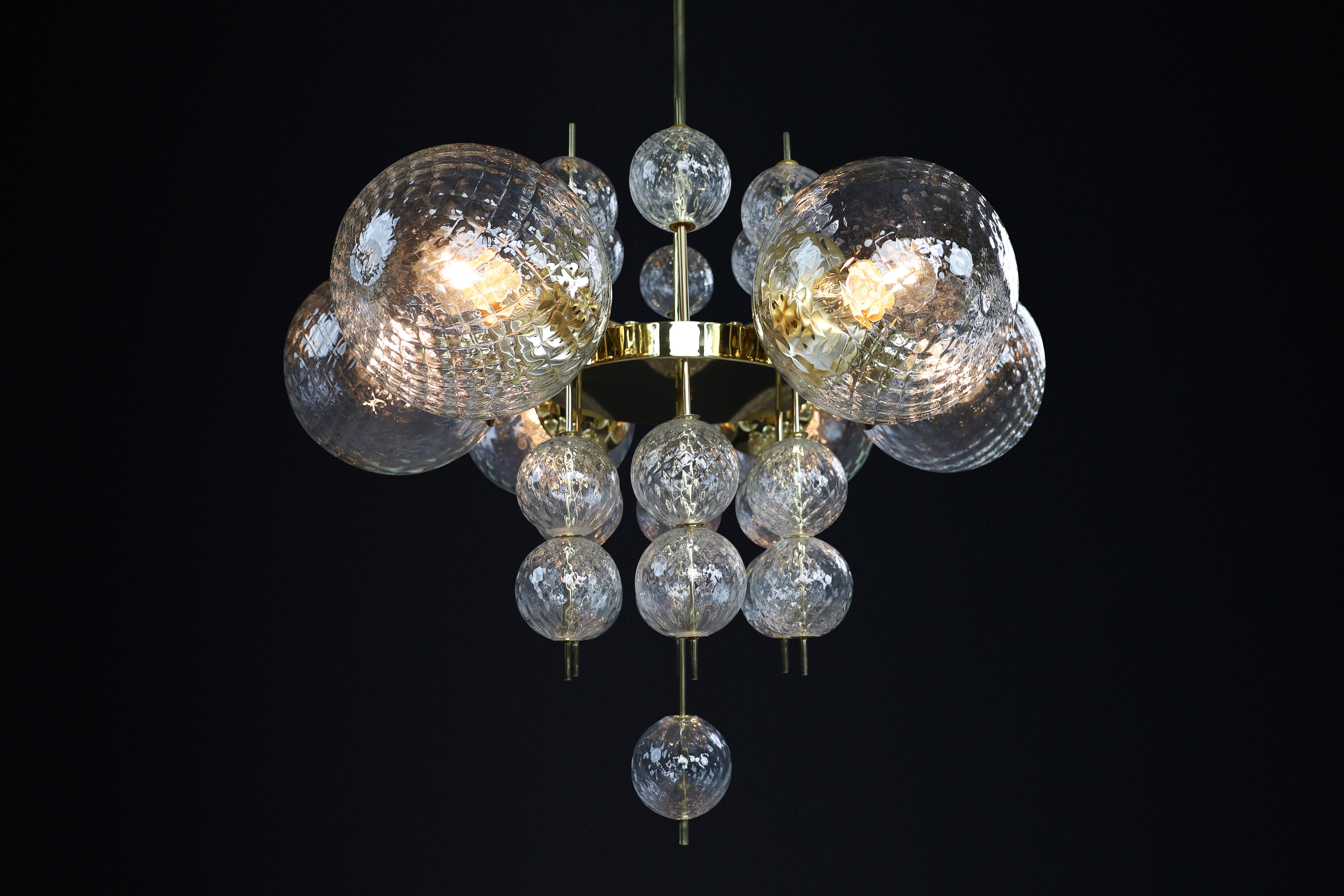 Ottone Lampadario di metà secolo con montatura in ottone e globi di vetro strutturato di Preciosa in vendita